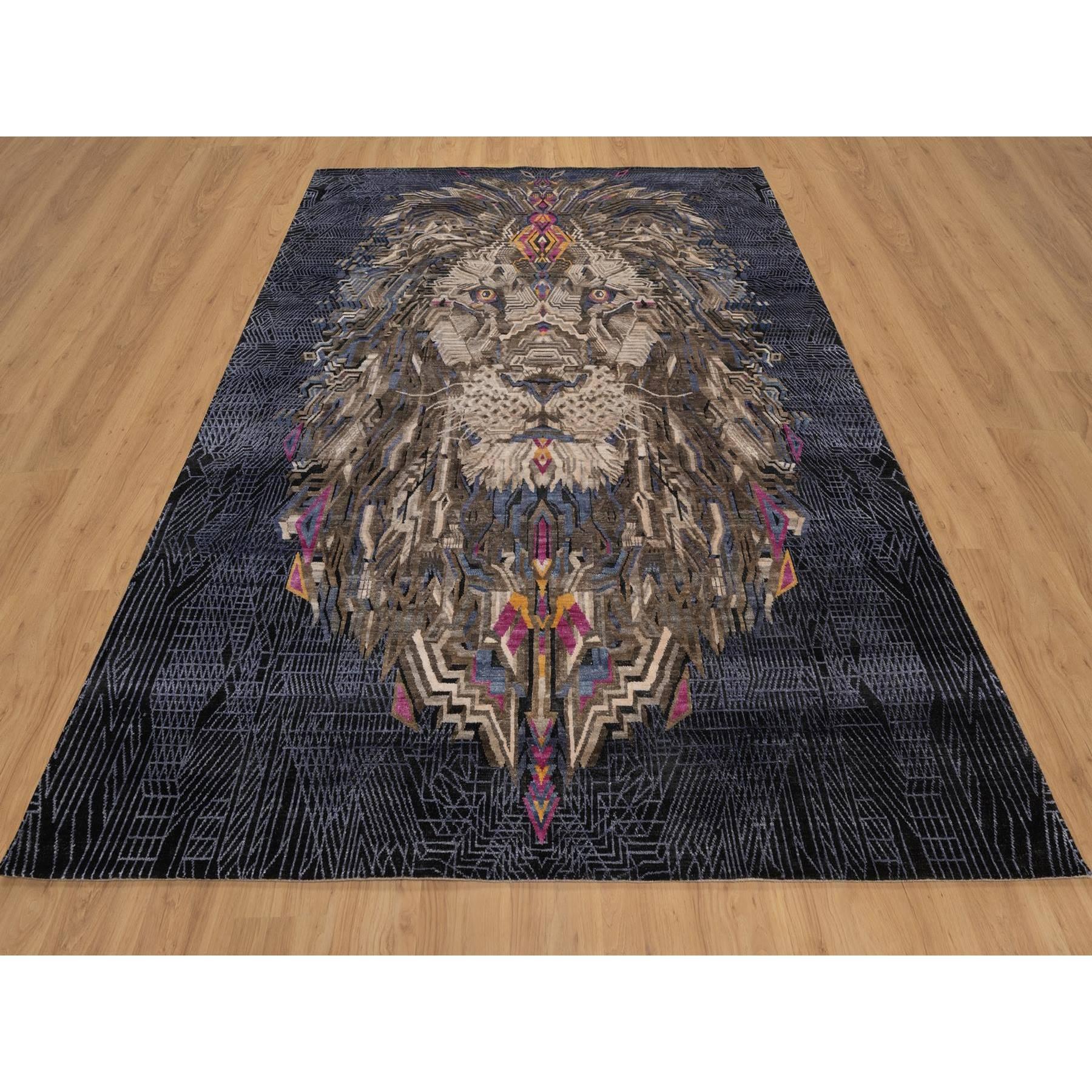 Onyx Negro con Marrón, El León Maharajá Novedad, Pelo Suave, Lana y Seda, Anudada a Mano, Alfombra Oriental
Materiales primarios: Lana y seda
Látex: Sin pelo 
altura: 0,25 Pulgadas
Estilo: Contemporáneo
Color principal: Marrón
Colores secundarios: