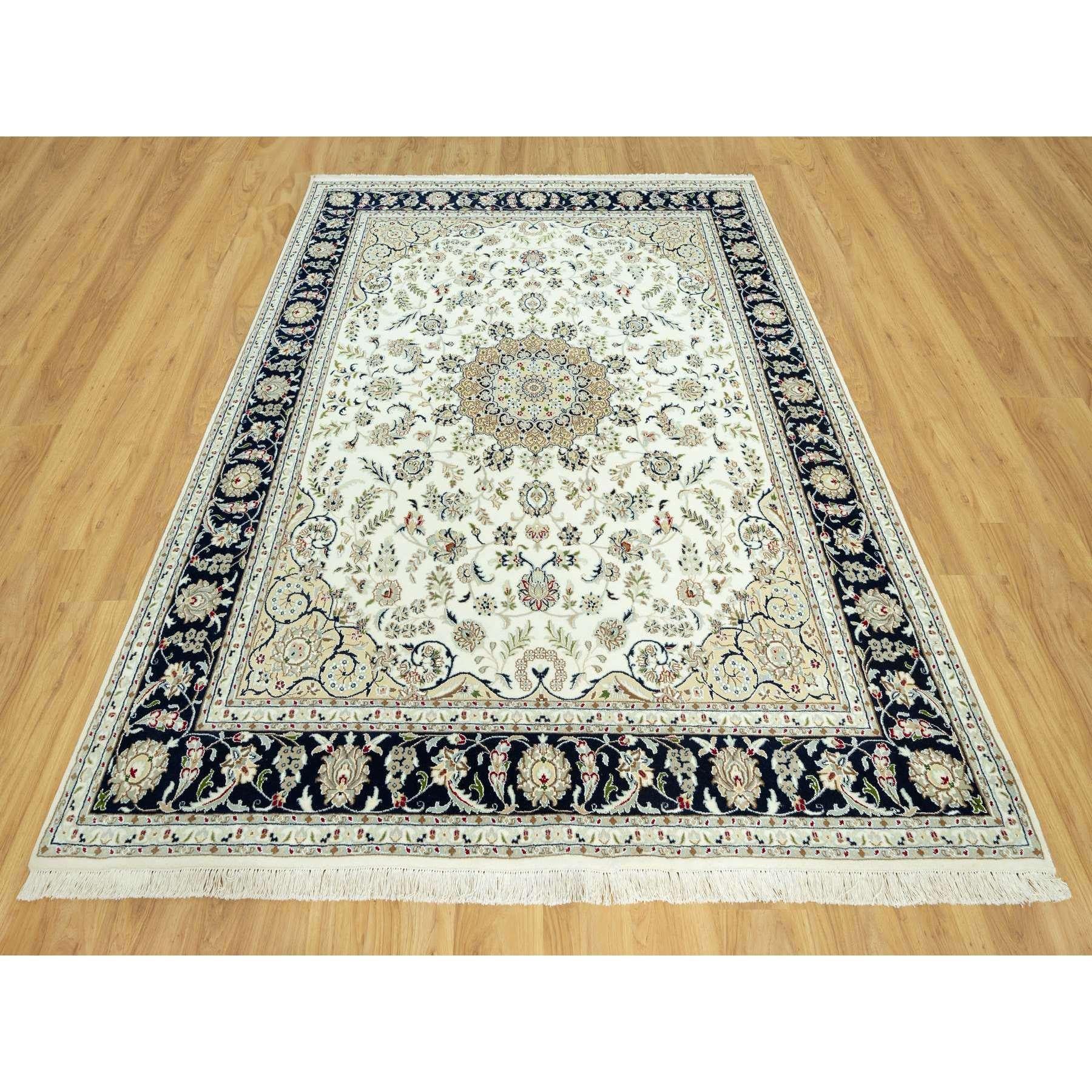 Il s'agit d'un véritable tapis d'Orient, noué à la main, à motif de fleurs de Nain, unique en son genre. Il a été noué pendant des mois et des mois par des artisans selon des techniques de tissage séculaires.
Matières premières : Laine
Latex : Non