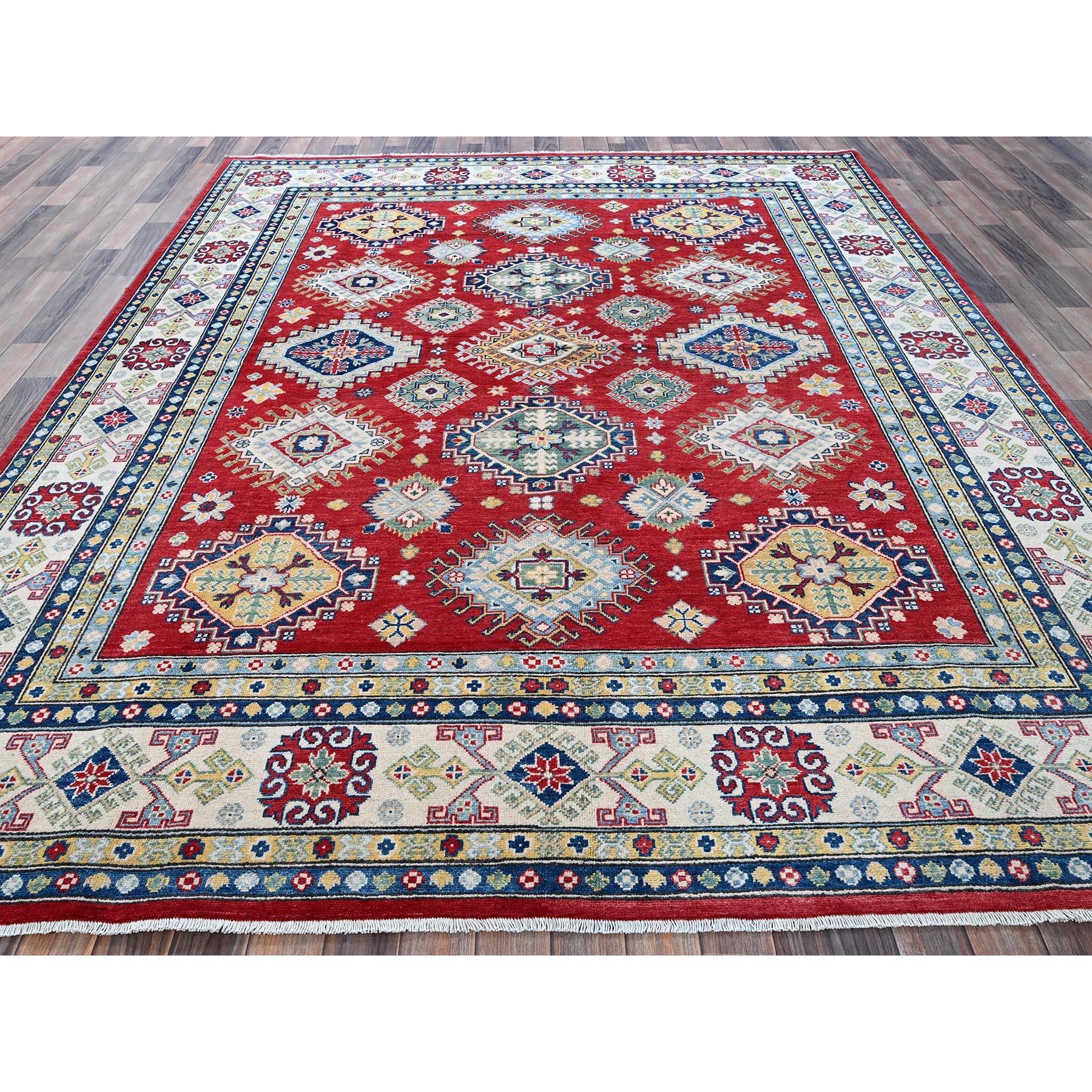 Karmesinrot, Kazak mit geometrischem Medaillon-Design, handgeknüpft, weiche und glänzende Wolle, dichtere Webart, pflanzliche Farbstoffe, Orientteppich
Primäre MATERIALIEN: Wolle
Latex: Kein Flor 
Höhe: 0,25 Zoll
Stil: Traditionell
Grundfarbe: