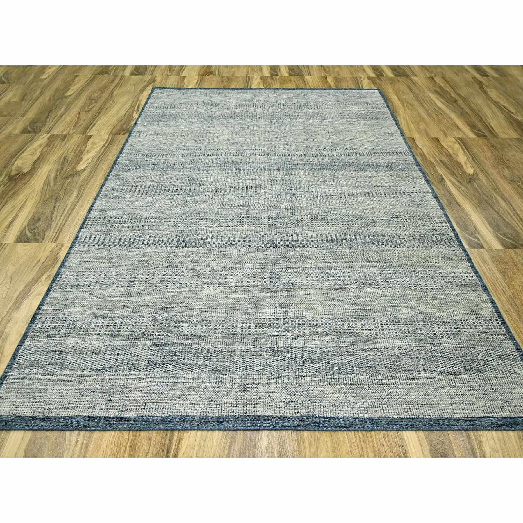 Yale Blue with Ivory, Oxidized and Distressed Grass Design with Exposed Warps, Hand Knotted, Natural Wool, Oriental Rug (Tapis d'Orient)
Matières premières : Laine
Latex : Pas de poils 
hauteur : 0,25 pouces
Style : Contemporain
Couleur primaire :