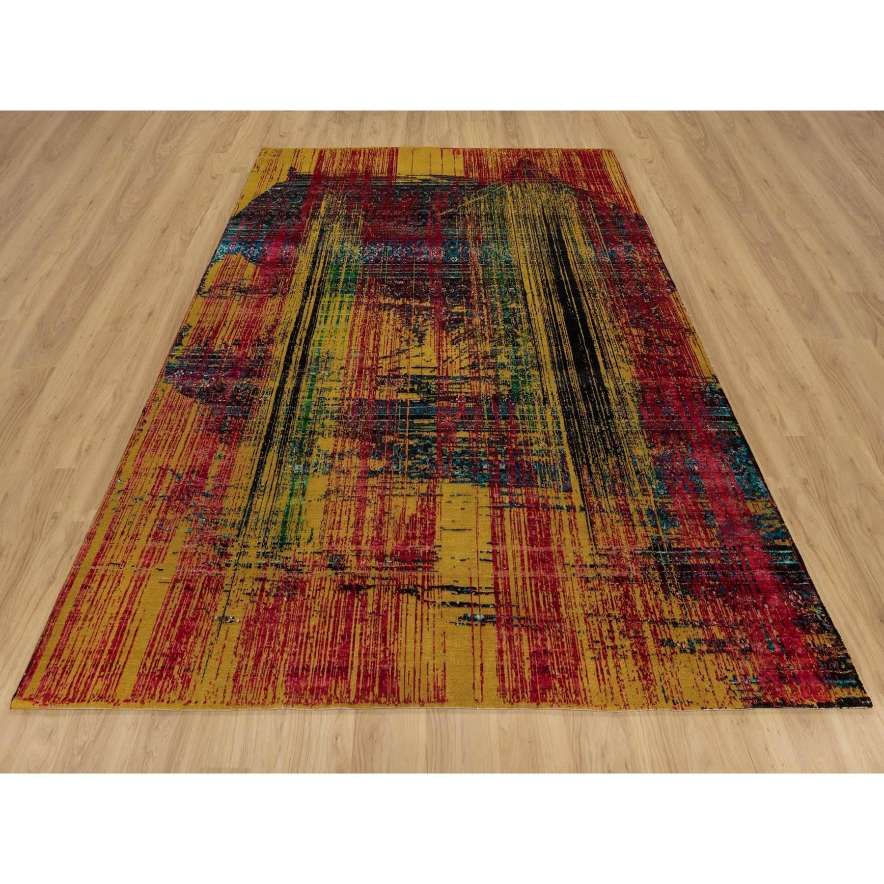 Jaune d'or, soie sari et laine oxydée, motif persan brisé et effacé, noué à la main, tapis d'Orient
Matériaux primaires : Laine et soie
Latex : Pas de poils 
hauteur : 0,25 pouces
Style : Contemporain
Couleur primaire : jaune
Couleurs secondaires :