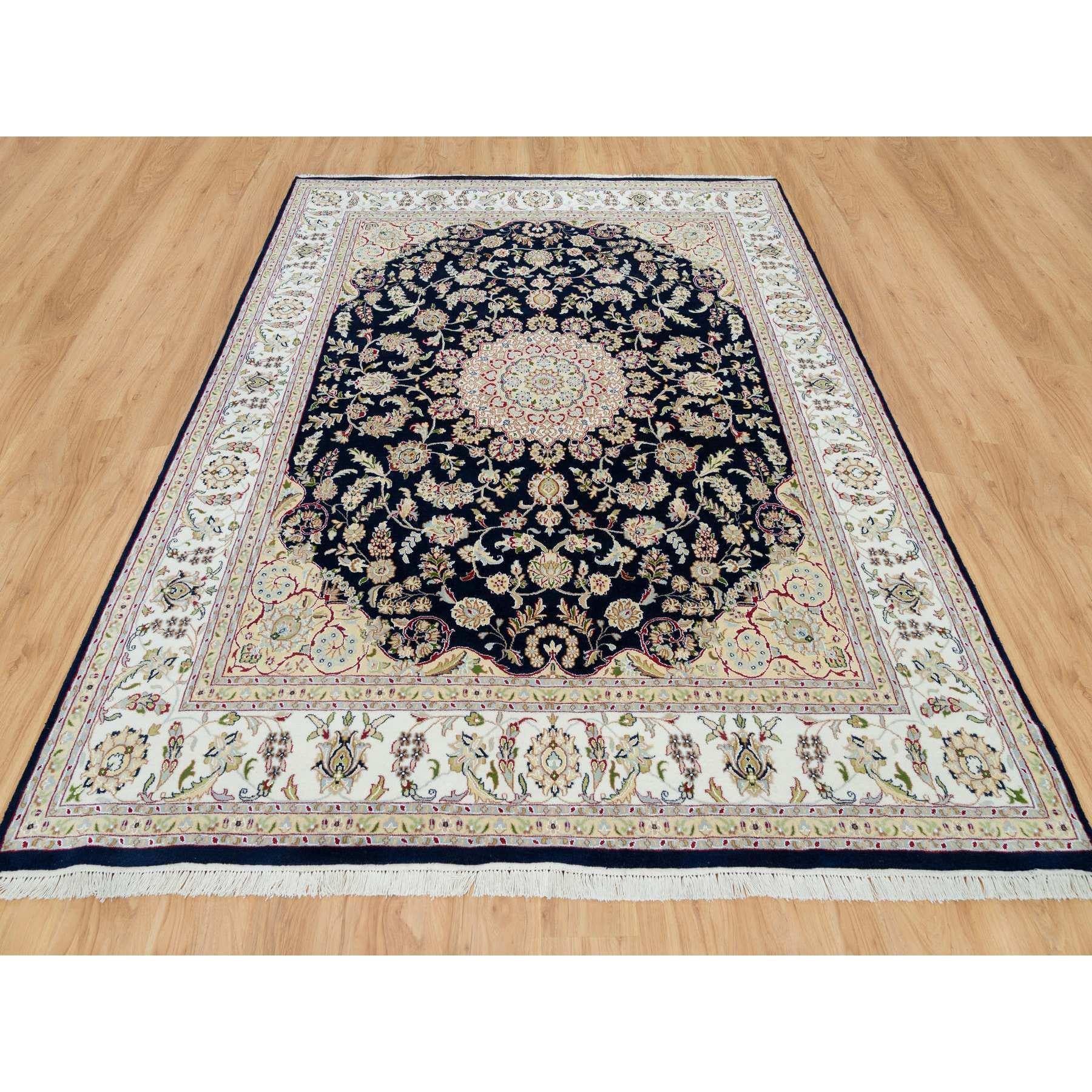 Mitternachtsblau, Handgeknüpft, Nain mit Medaillon Blumenmuster, 250 KPSI, Weiche Wolle, Orientteppich
Primäre MATERIALIEN: Wolle
Latex: Kein Flor 
Höhe: 0,25 Zoll
Stil: Traditionell
Grundfarbe: Blau
Sekundäre Farben: Rot, Hellblau, Braun,