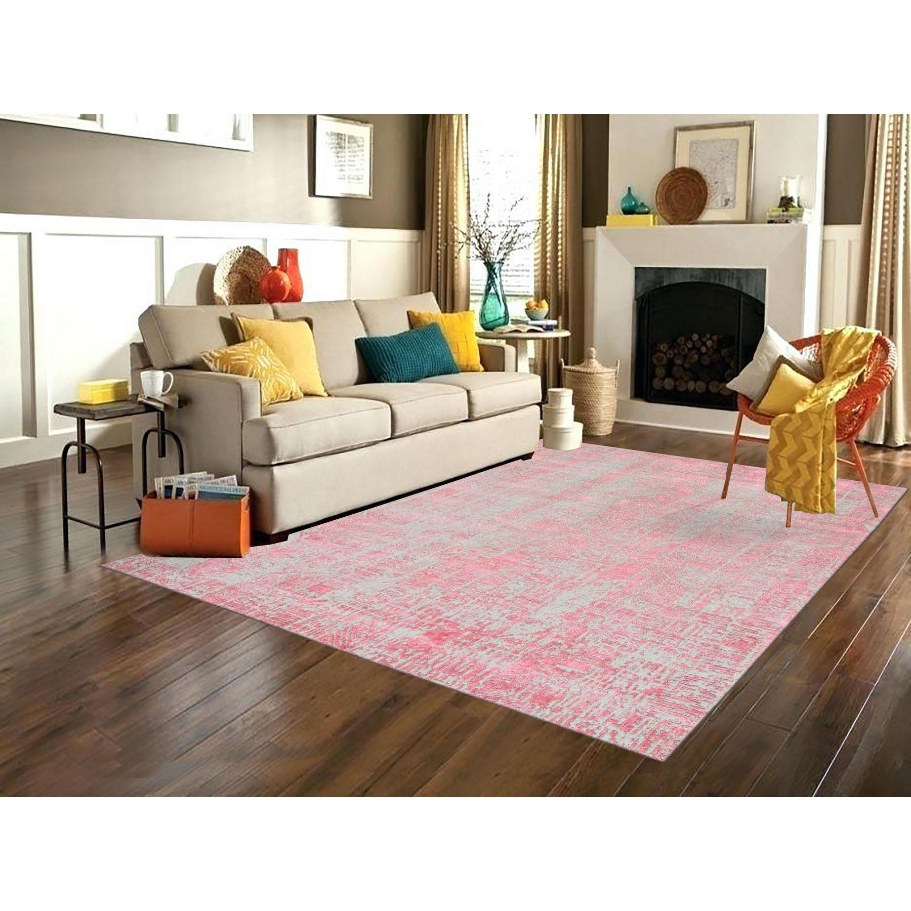 Dies ist eine wirklich echte one-of-a-kind Rosa Ton in Ton Wolle und pflanzliche Seide gelöscht Transitional Modern Design Jacquard Hand Loomed Oriental Rug. Es wurde monatelang in den jahrhundertealten persischen Webtechniken gewebt.
Primäre