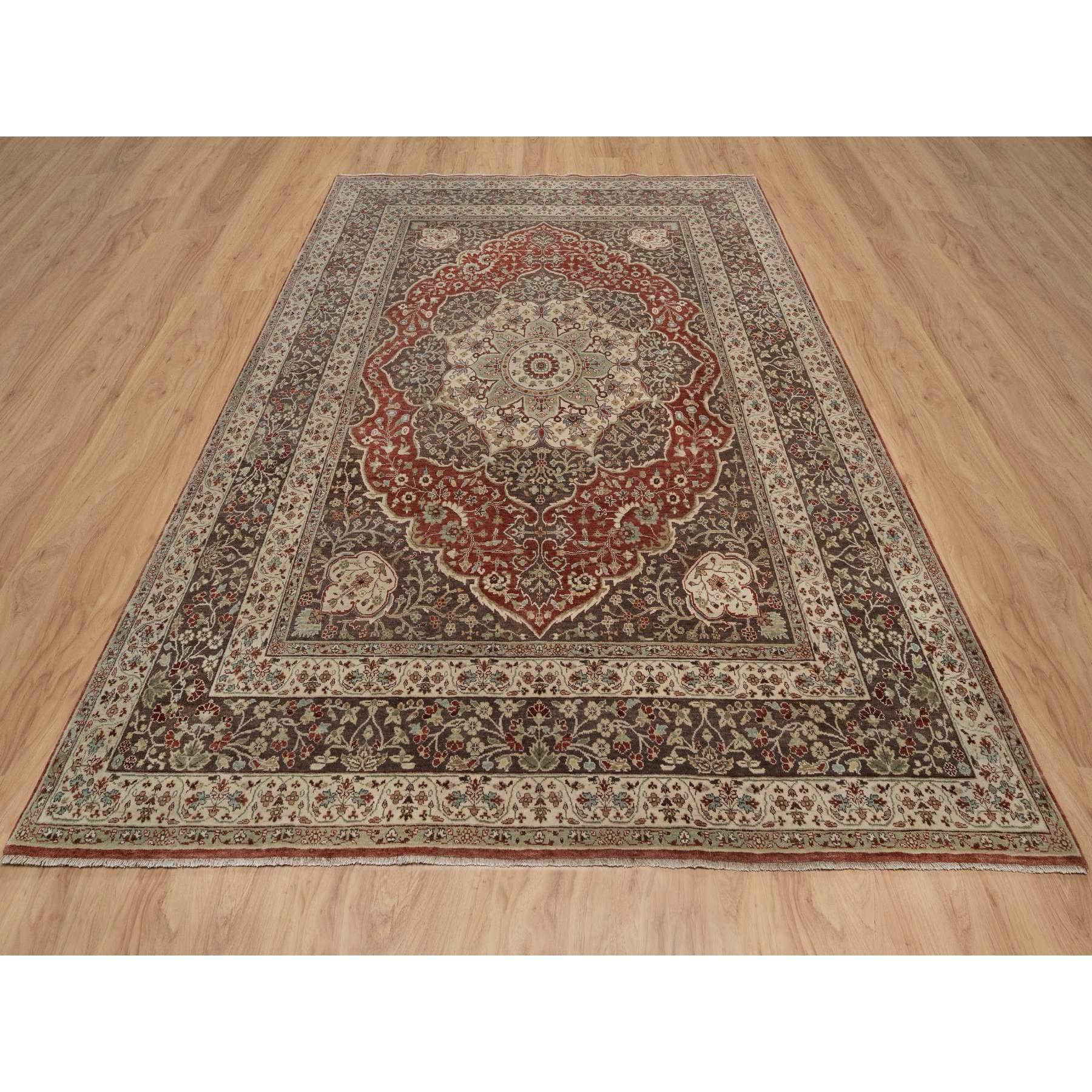 Rouge rubis et brun café, noué à la main, Tabriz antique avec motif Haji Jalili, 100% laine, teintures végétales, poil doux, tissage plus dense, tapis d'Orient
Matières premières : Laine
Latex : Pas de poils 
hauteur : 0,25 pouces
Style :