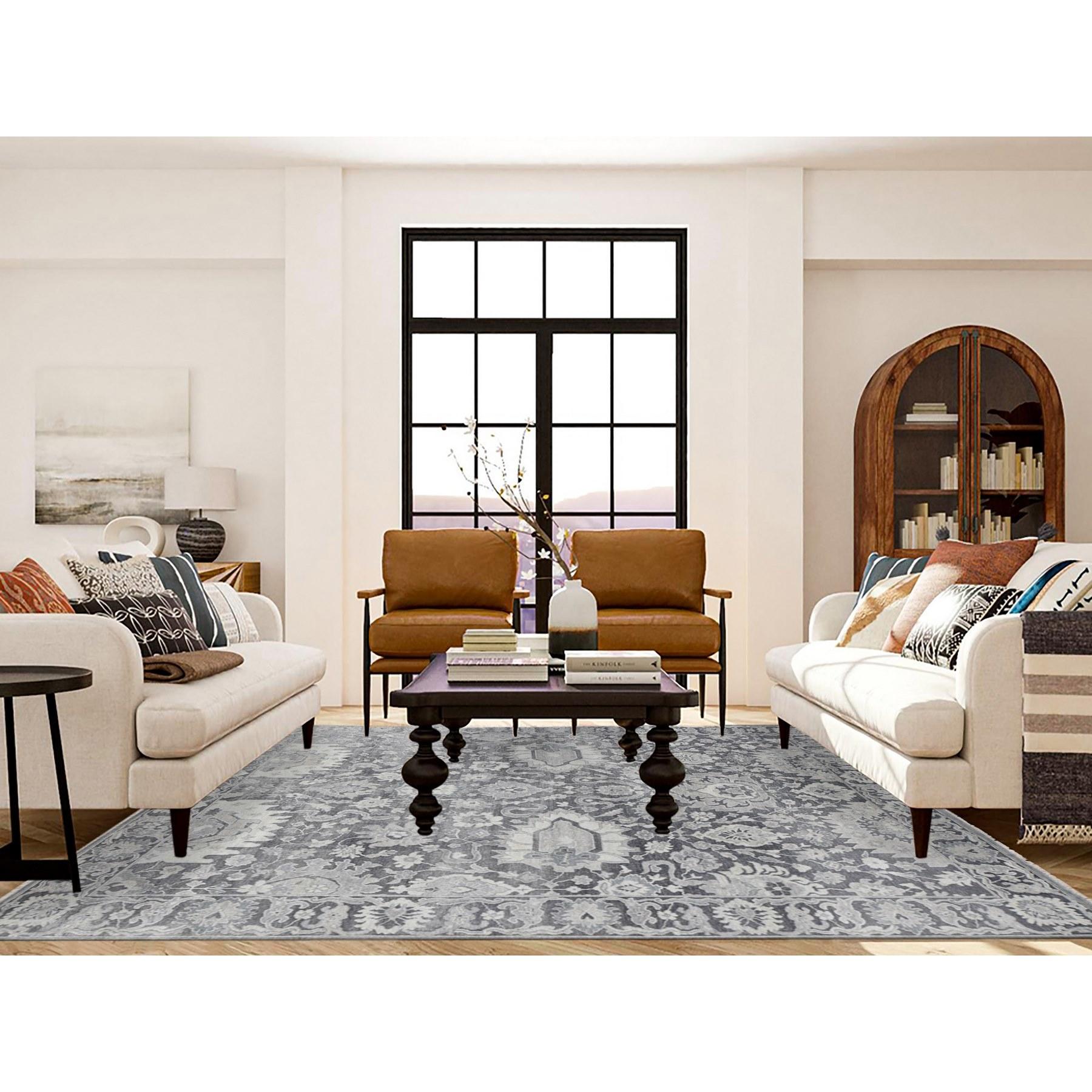 Grigio antracite, Seta con lana strutturata, Annodato a mano, Influenza Oushak, Tappeto orientale
Materiali primari: Lana e seta
Lattice: No Pile 
altezza: 0,25 pollici
Stile: Di transizione
Colore primario: Grigio
Colori secondari: Argento,