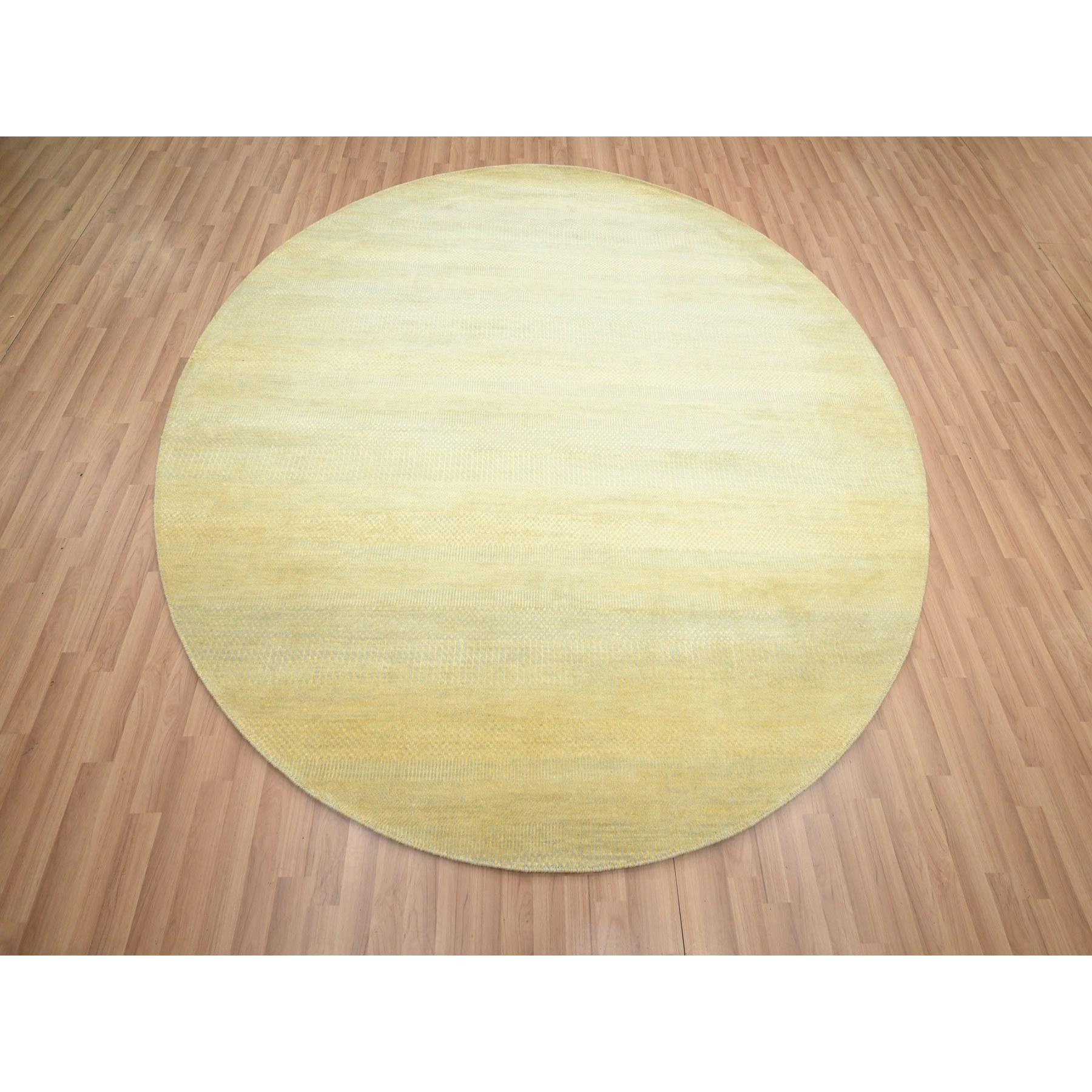 Giallo oro, Design moderno a base di erba, Annodato a mano, Lana e seta, Lussuoso e soffice, Tono su tono, Trama più fitta, Rotondo, Tappeto orientale
Materiali primari: Lana e seta
Lattice: No Pile 
altezza: 0,25 pollici
Stile: Contemporaneo
Colore