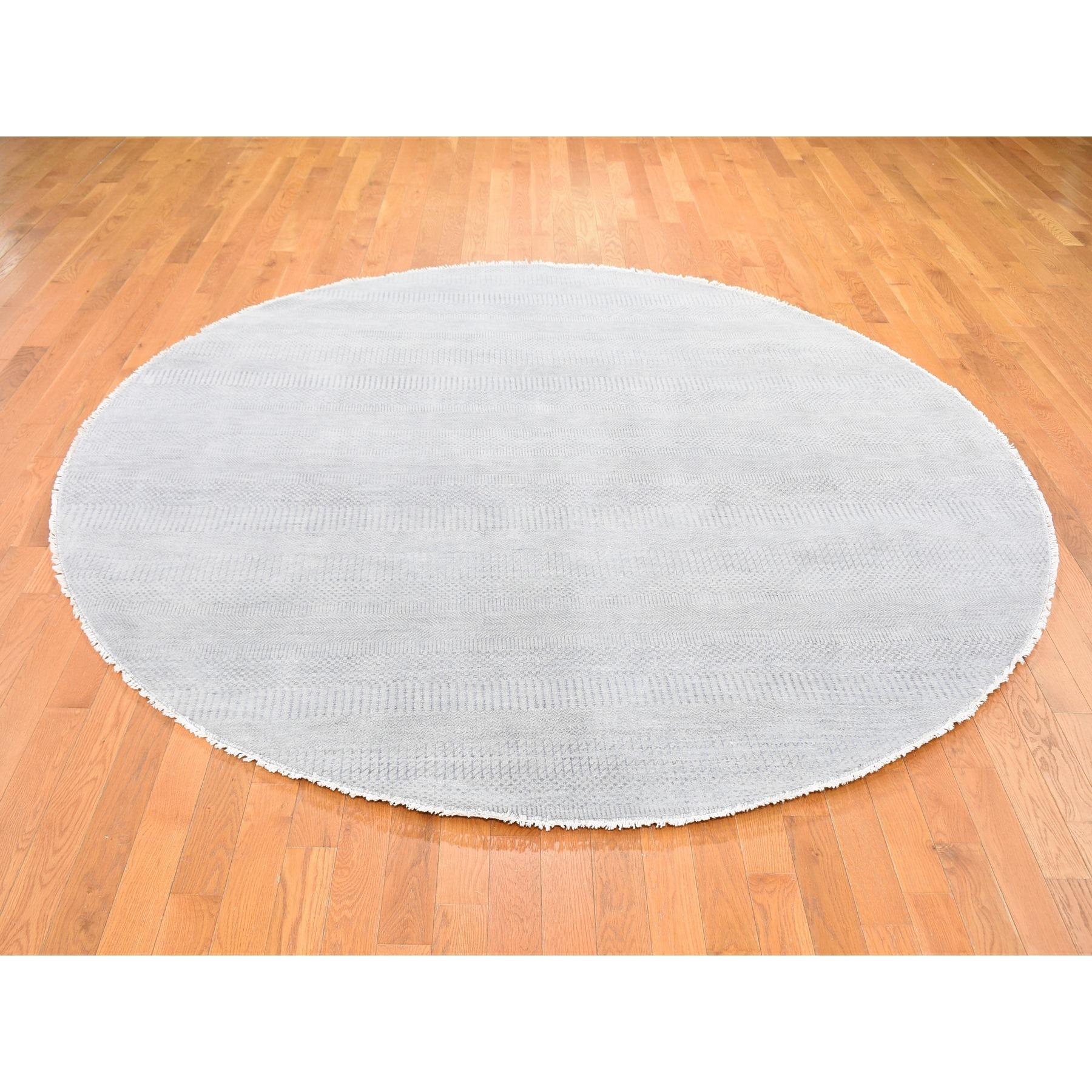 Dies ist eine wirklich echte one-of-a-kind Gray Round Grass Design reine Wolle handgeknüpft Orientteppich. Es wurde monatelang in der jahrhundertealten persischen Webtechnik von erfahrenen Handwerkern geknüpft.
Primäre MATERIALIEN: Wolle &