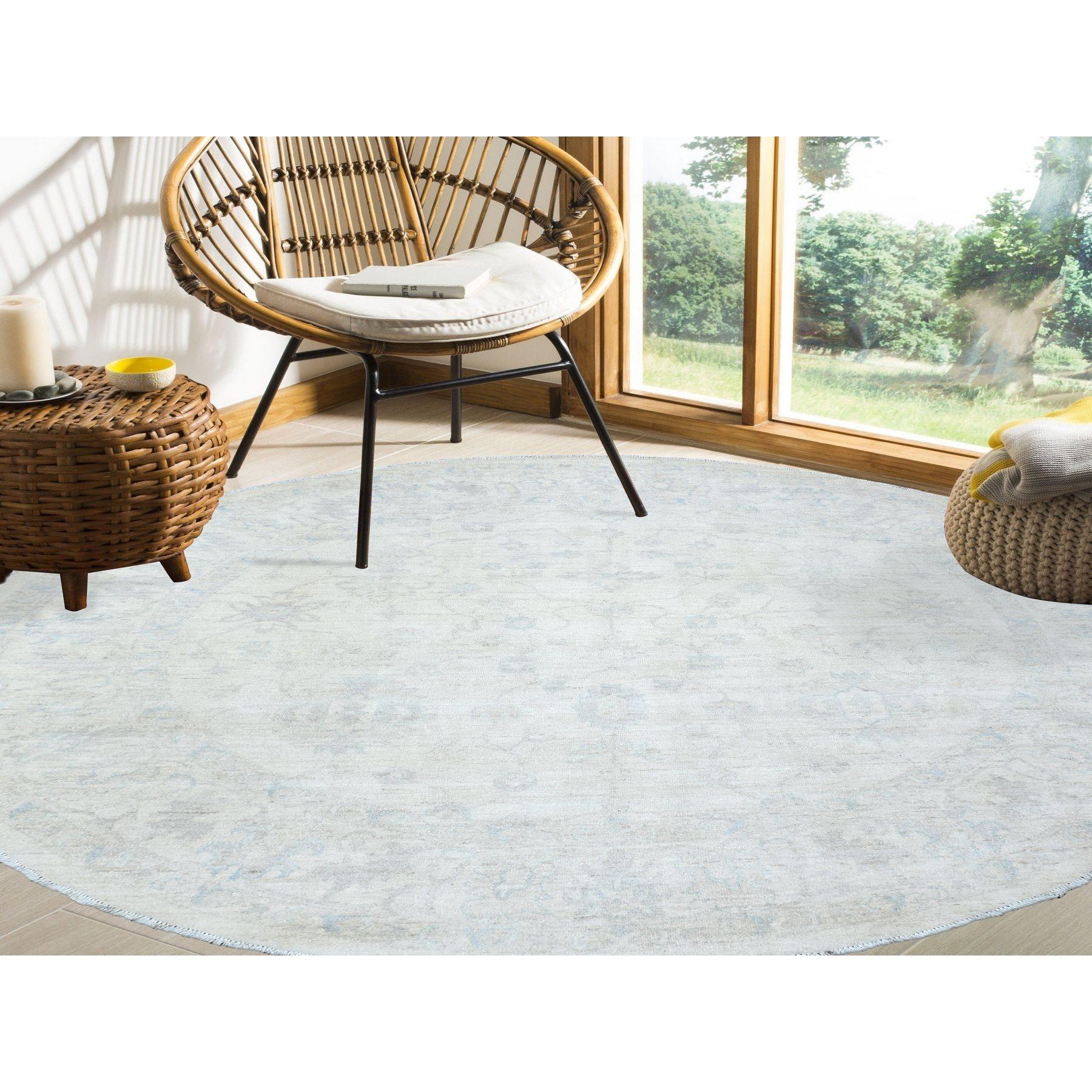 Il s'agit d'un véritable tapis d'Orient rond en laine nouée à la main, ivoire, blanc, teintures naturelles de Peshawar, doux et brillant. Il a été noué pendant des mois et des mois selon des techniques de tissage séculaires par des artisans