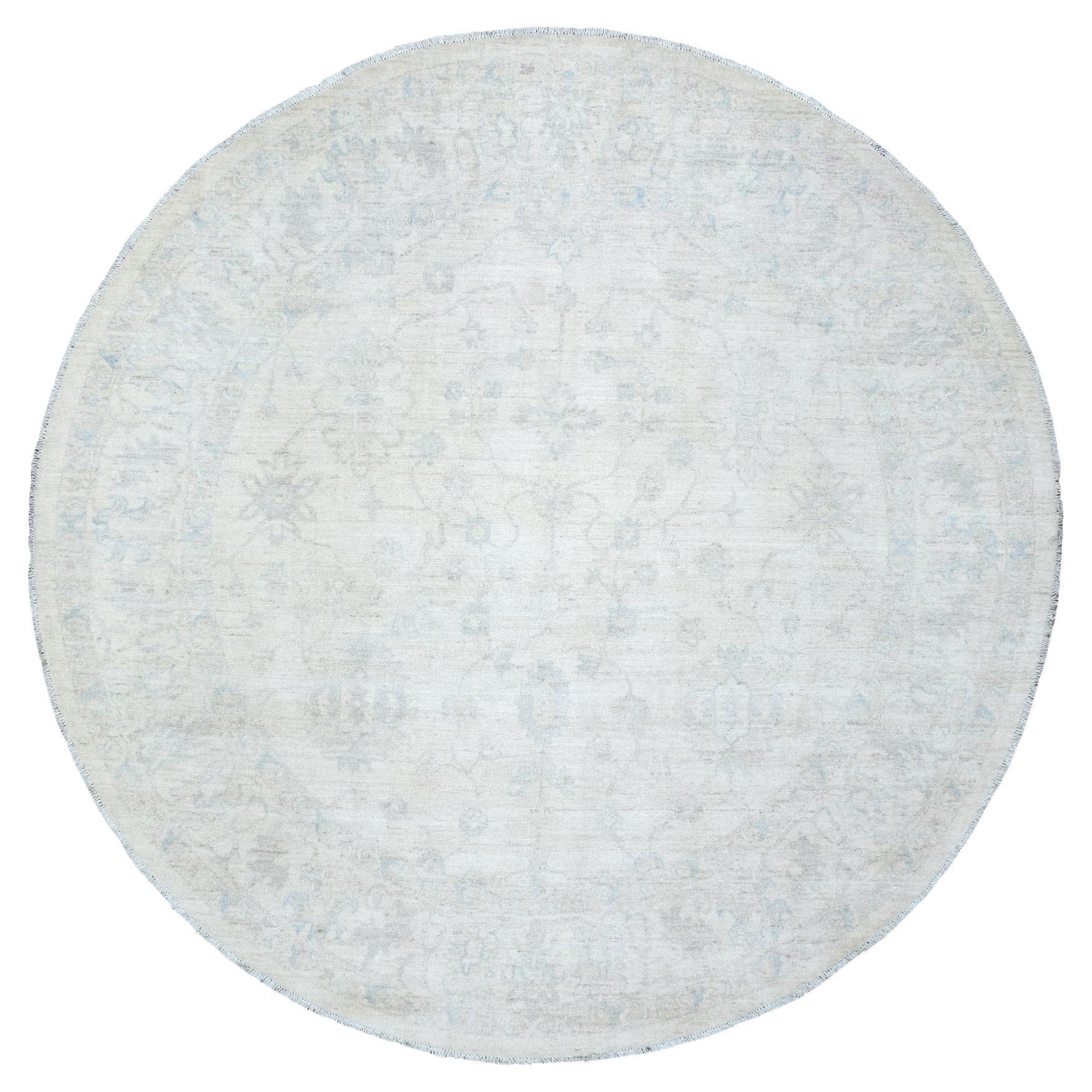 7'10 "x7'10" Ivory White Wash Soft Wool Peshawar Tapis rond noué à la main en vente