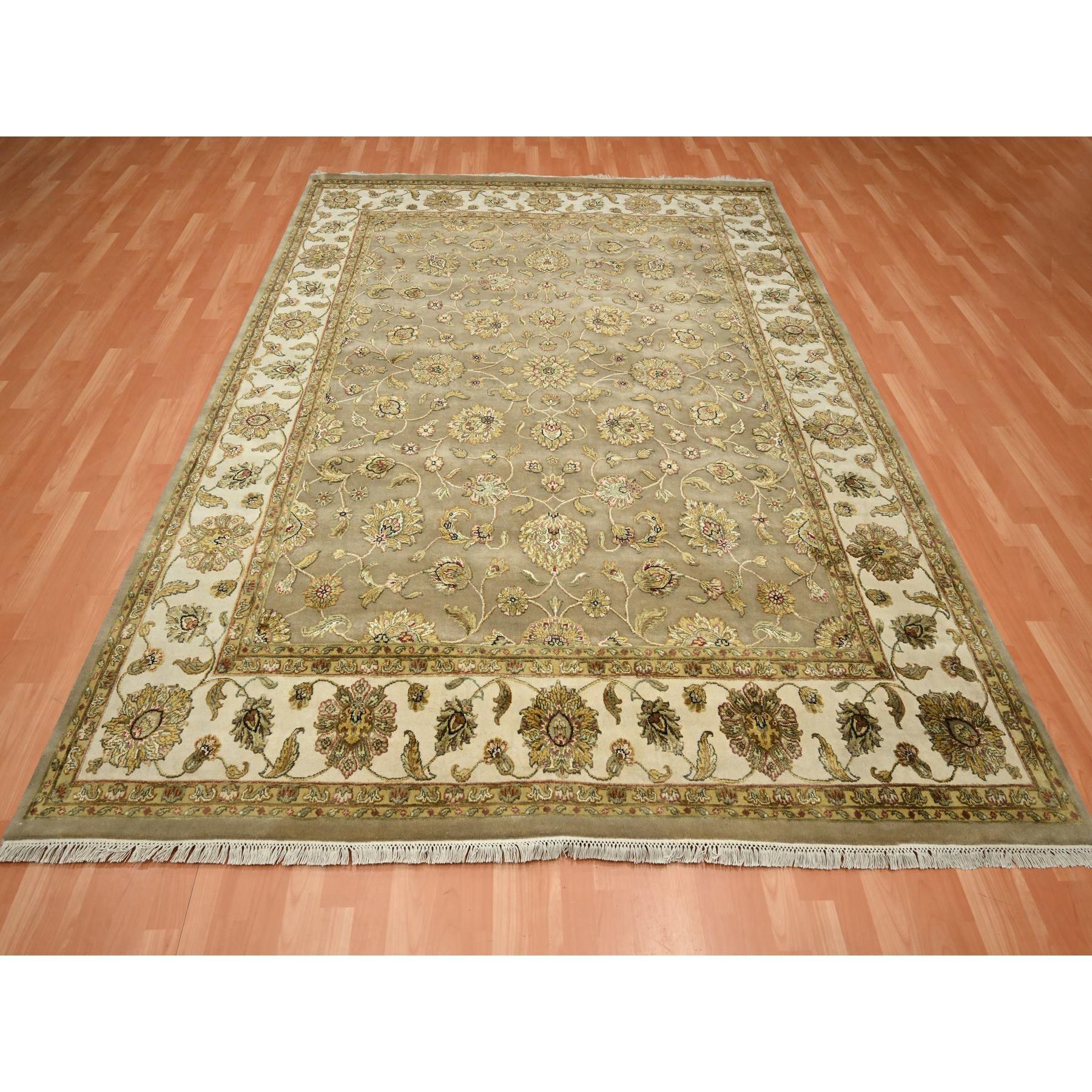Marrone scuro vaniglia, Rajasthan con Design/One di foglie, Annodato a mano, Lana e seta, spesso e soffice, Tappeto orientale
Materiali primari: Lana e seta
Lattice: No Pile 
altezza: 0,25 pollici
Stile: Tradizionale
Colore primario: Marrone
Colori