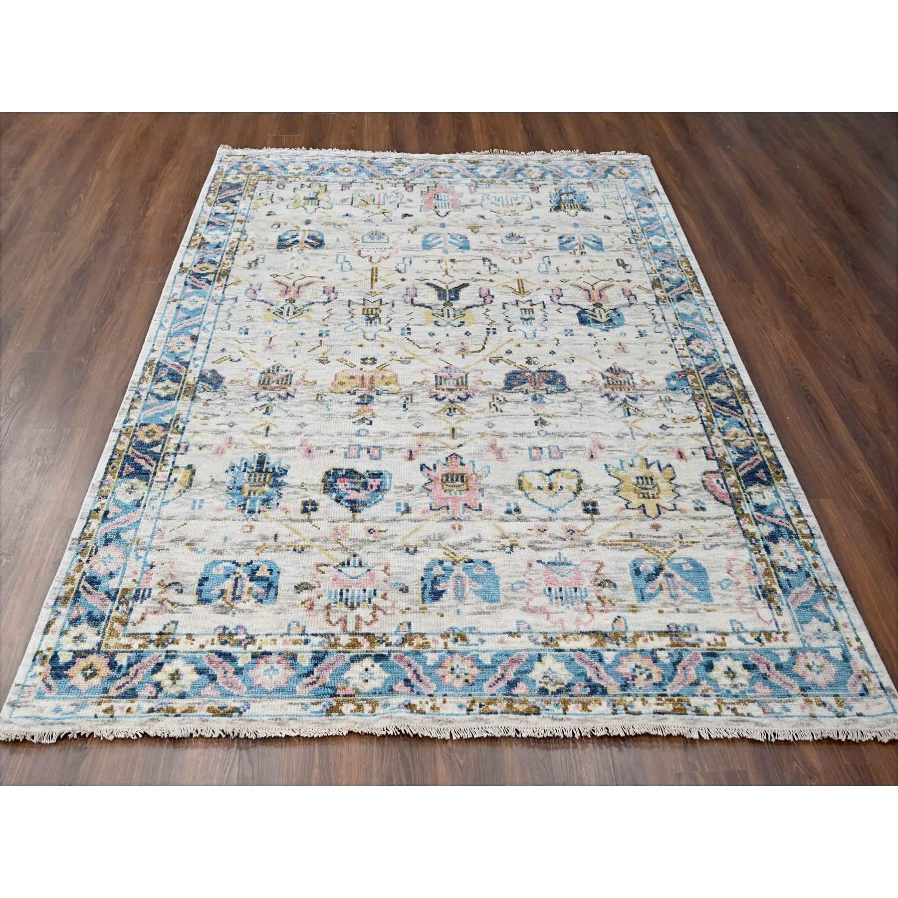 Ésta es una auténtica alfombra oriental de colores, anudada a mano, de pura lana, con diseño Mahal.  Ha sido anudada durante meses y meses con técnicas artesanales de tejido centenarias por expertos artesanos.
Materiales primarios: Lana
Látex: Sin