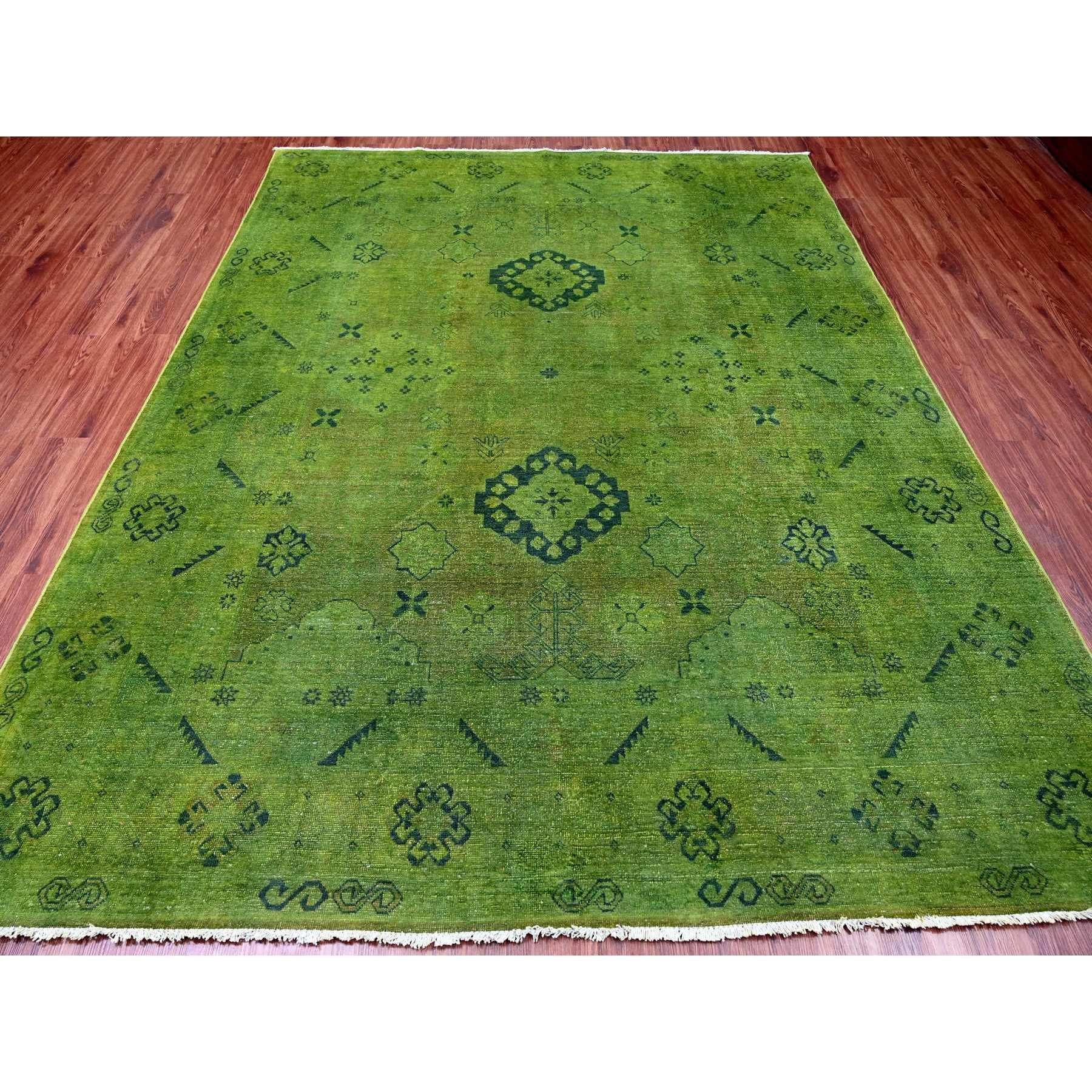 Smaragdgrün, Overdyed Kazak mit geometrischem Muster, Reine Wolle, Handgeknüpft, Orientteppich
Primäre MATERIALIEN: Wolle
Latex: Kein Flor 
Höhe: 0,25 Zoll
Stil: Traditionell
Grundfarbe: Grün
Sekundärfarben: Keine
Muster: Orientalisch
