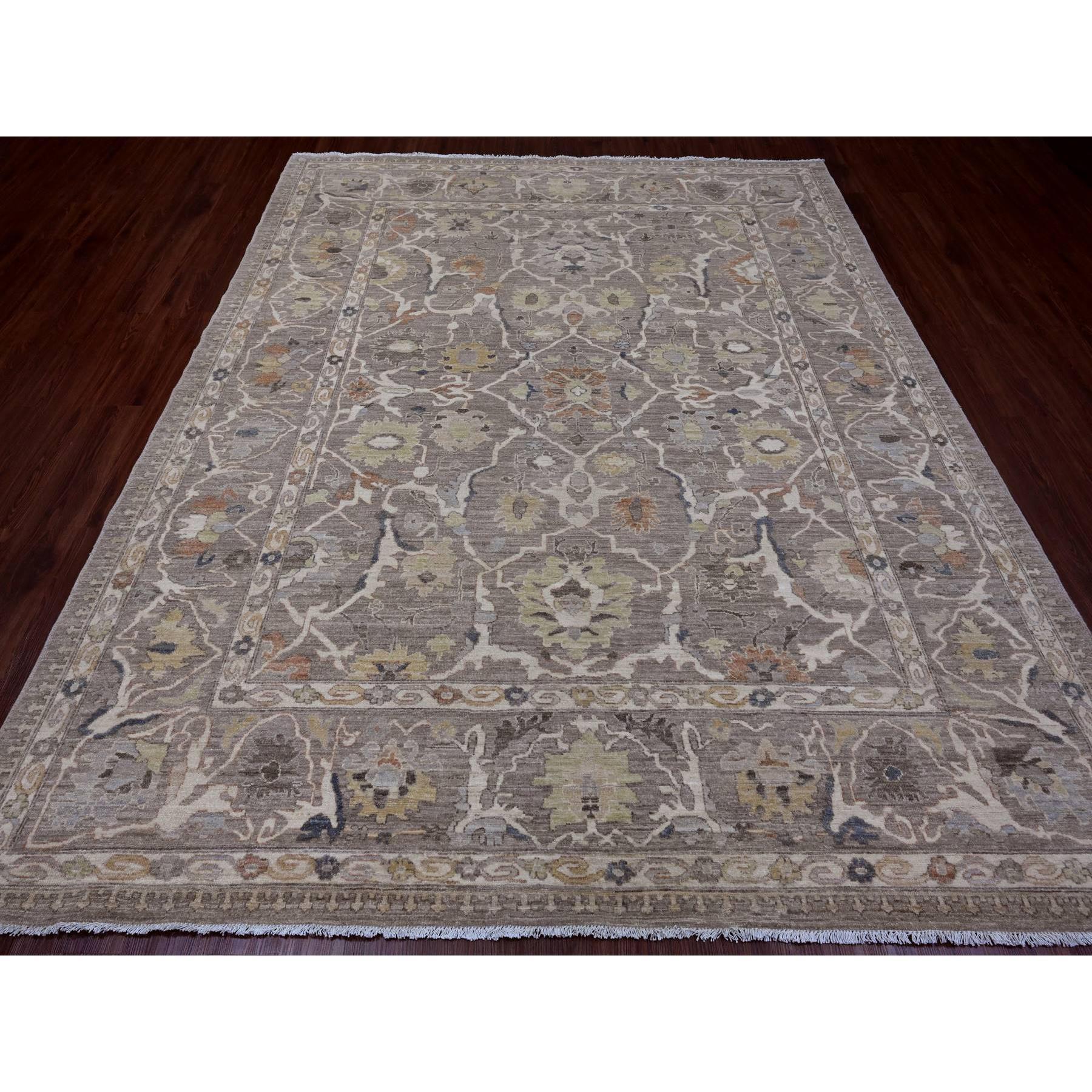 Hellbraun mit goldenen Akzenten, Peshawar mit Mahal-All-Over-Design, weiche Wolle, pflanzliche Farbstoffe, handgeknüpft, dicht gewebt, Orientteppich
Primäre MATERIALIEN: Wolle
Latex: Kein Flor 
Höhe: 0,25 Zoll
Stil: Traditionell
Grundfarbe: