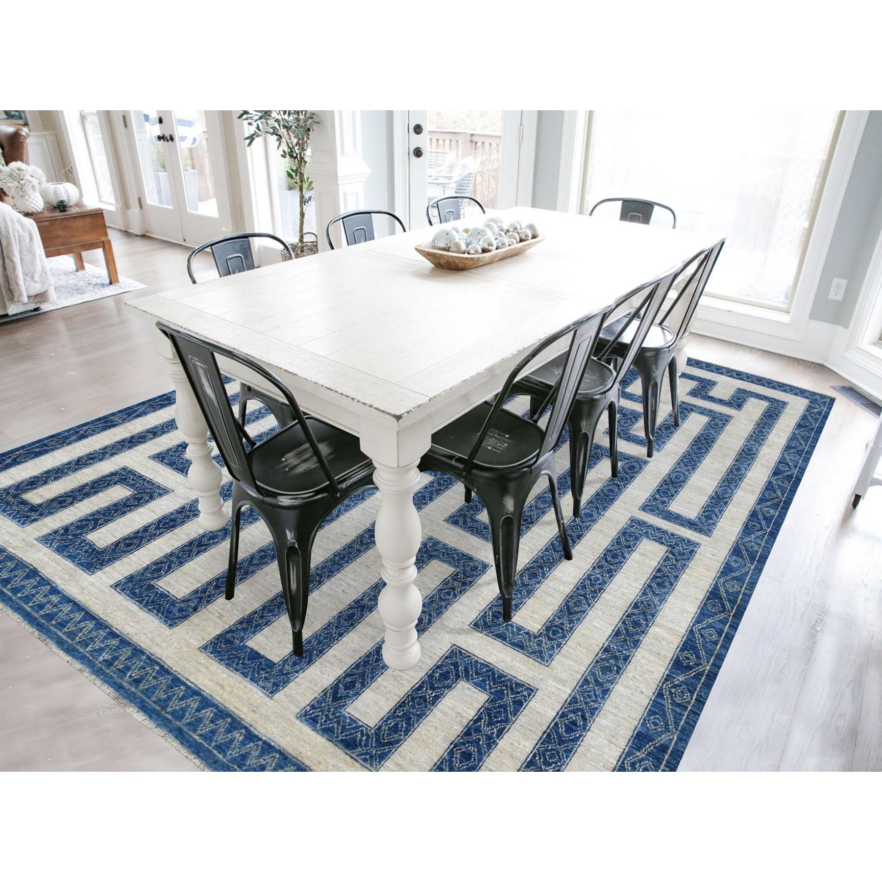 Il s'agit d'un véritable tapis d'Orient, unique en son genre, en laine bleue brillante avec influence berbère, noué à la main, doux, velouté et pelucheux. Il a été noué pendant des mois et des mois selon des techniques de tissage séculaires par des
