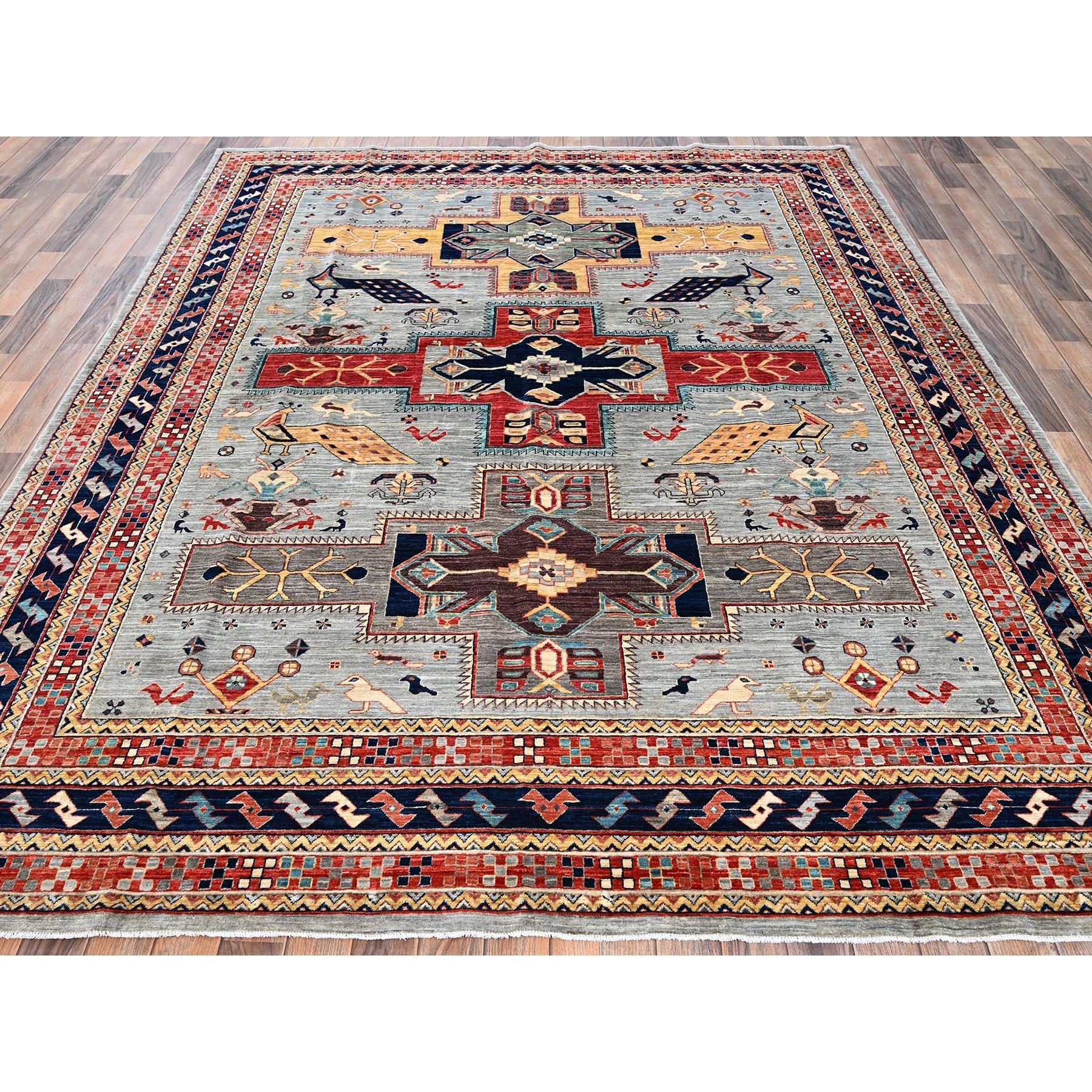 Gris Español, Tejido Denso y Tintes Naturales, Todo Lana, 200 KPSI, Diseño Caucásico de Inspiración Armenia y Figuritas de Pájaros, Anudada a Mano, Alfombra Oriental
Materiales primarios: Lana
Látex: Sin pelo 
altura: 0,25 Pulgadas
Estilo: