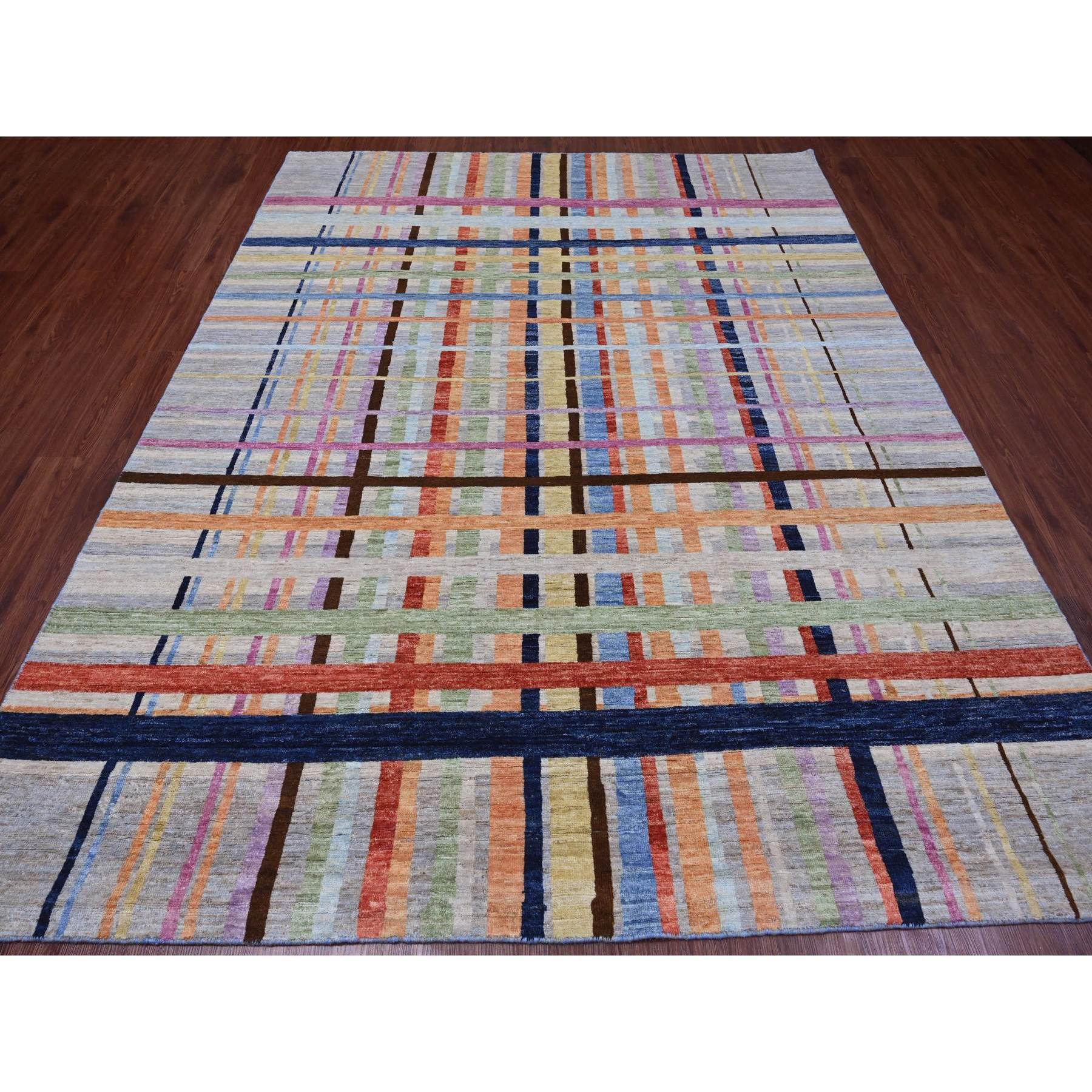 Tappeto orientale grigio spagnolo, ispirato al Bauhaus con design a linee colorate incrociate, annodato a mano, in lana morbida e vellutata.
Materiali primari: Lana
Lattice: No Pile 
altezza: 0,25 pollici
Stile: Contemporaneo
Colore primario: