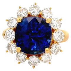 Bague halo en or jaune 18 carats sertie d'un saphir bleu de 7,11 carats et de diamants, certifiée GIA