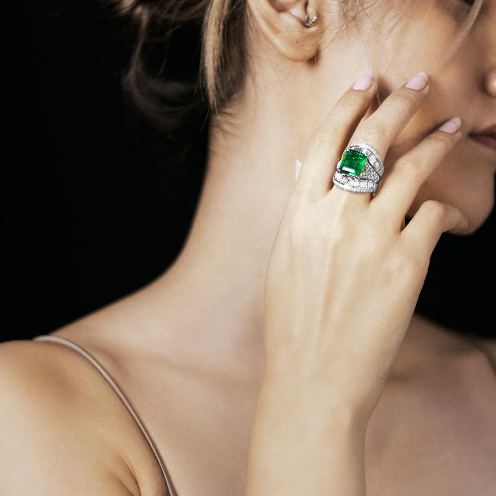 7,11 Karat Zertifizierter Smaragd mit 2 in 1 Modernes Design Cocktail-Ring im Angebot 4