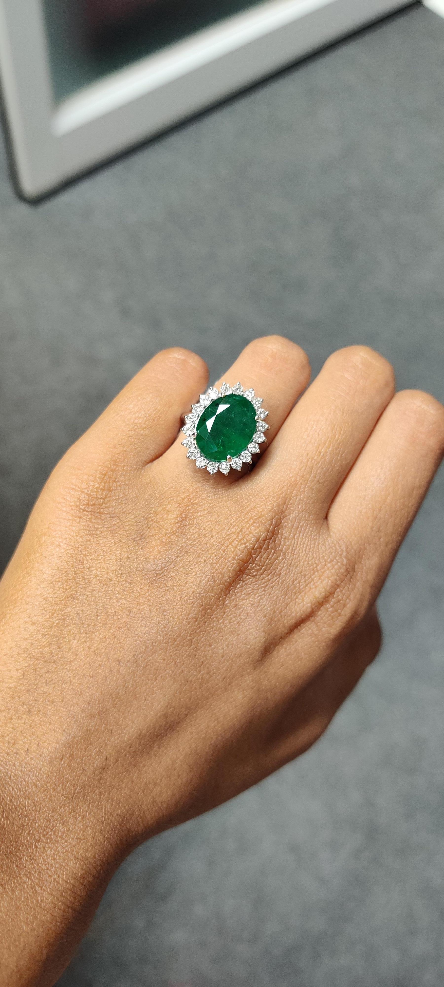 Christmas Special 7.11 Carat Zambian Emerald Ring with Old Cut Diamonds In New Condition In Bangkok, TH
