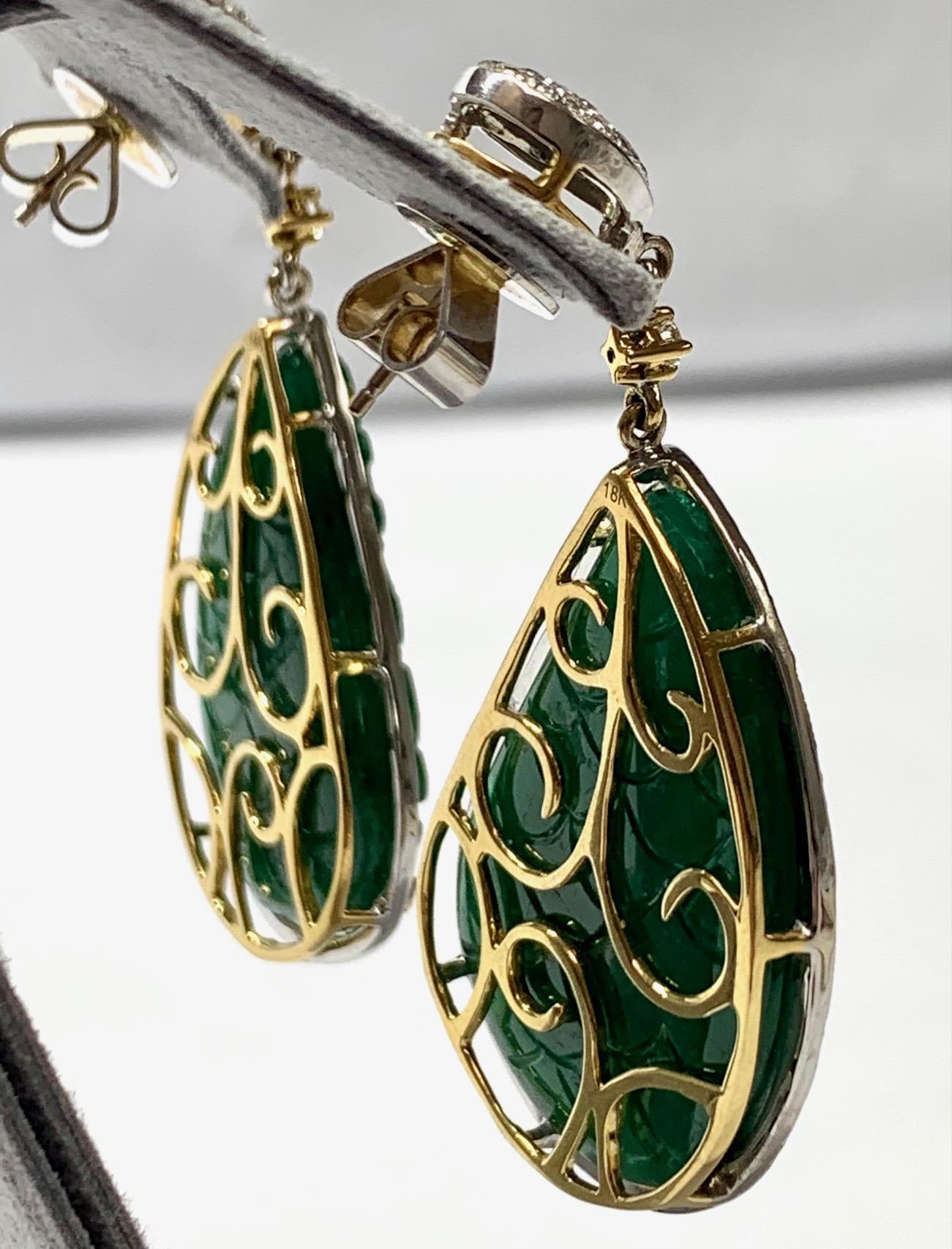 71,16 Karat geschnitzte Smaragd-Tropfen-Diamant-Ohrringe (Moderne) im Angebot