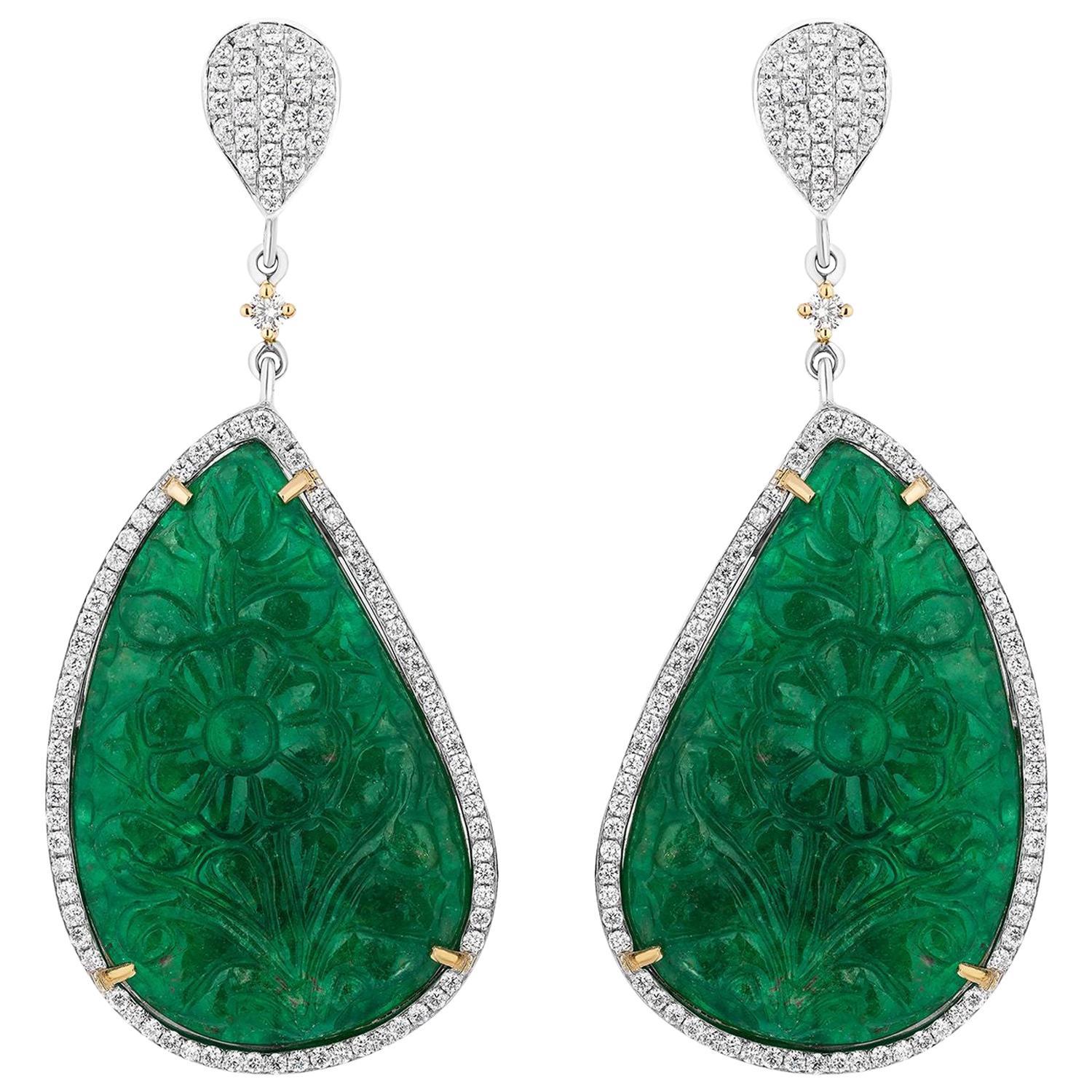 71,16 Karat geschnitzte Smaragd-Tropfen-Diamant-Ohrringe im Angebot