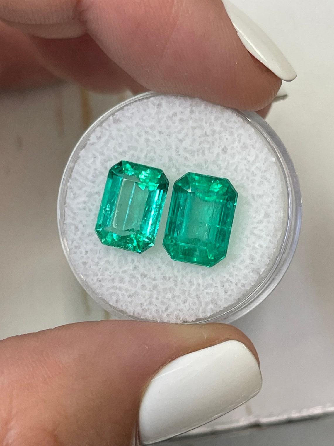 Pierre : Émeraude
Poids total : 7.11-tcw
Forme : Coupe émeraude
Clarté : Transparent
Éclat : Excellent
Couleur : Vert bleuâtre vibrant
Dimensions : 10,27 mm x 7,42 mm x 5,35 mm // 10,49 mm x 7,58 mm x 6,42 mm
Origine géographique :