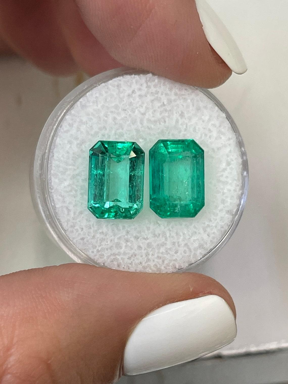 Moderne 7.11tcw Vibrant Matching Emerald Cut Colombian Pair 10x8 Genuine Loose Emeralds en vente