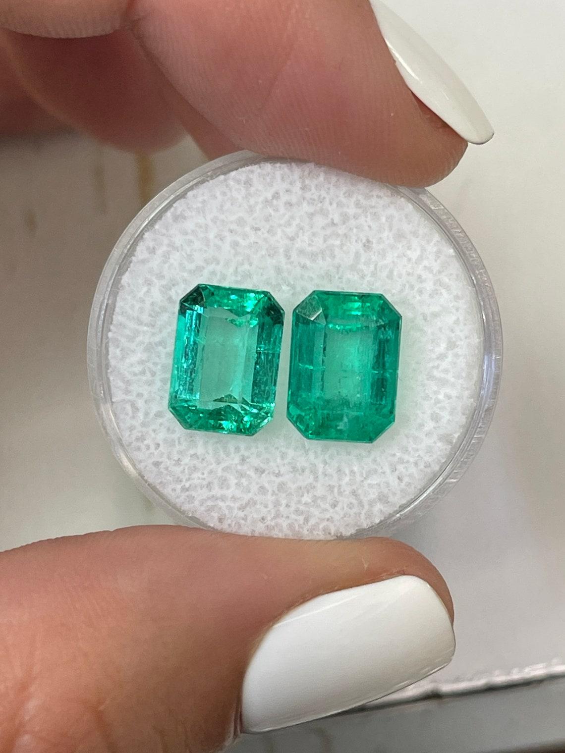 Taille émeraude 7.11tcw Vibrant Matching Emerald Cut Colombian Pair 10x8 Genuine Loose Emeralds en vente