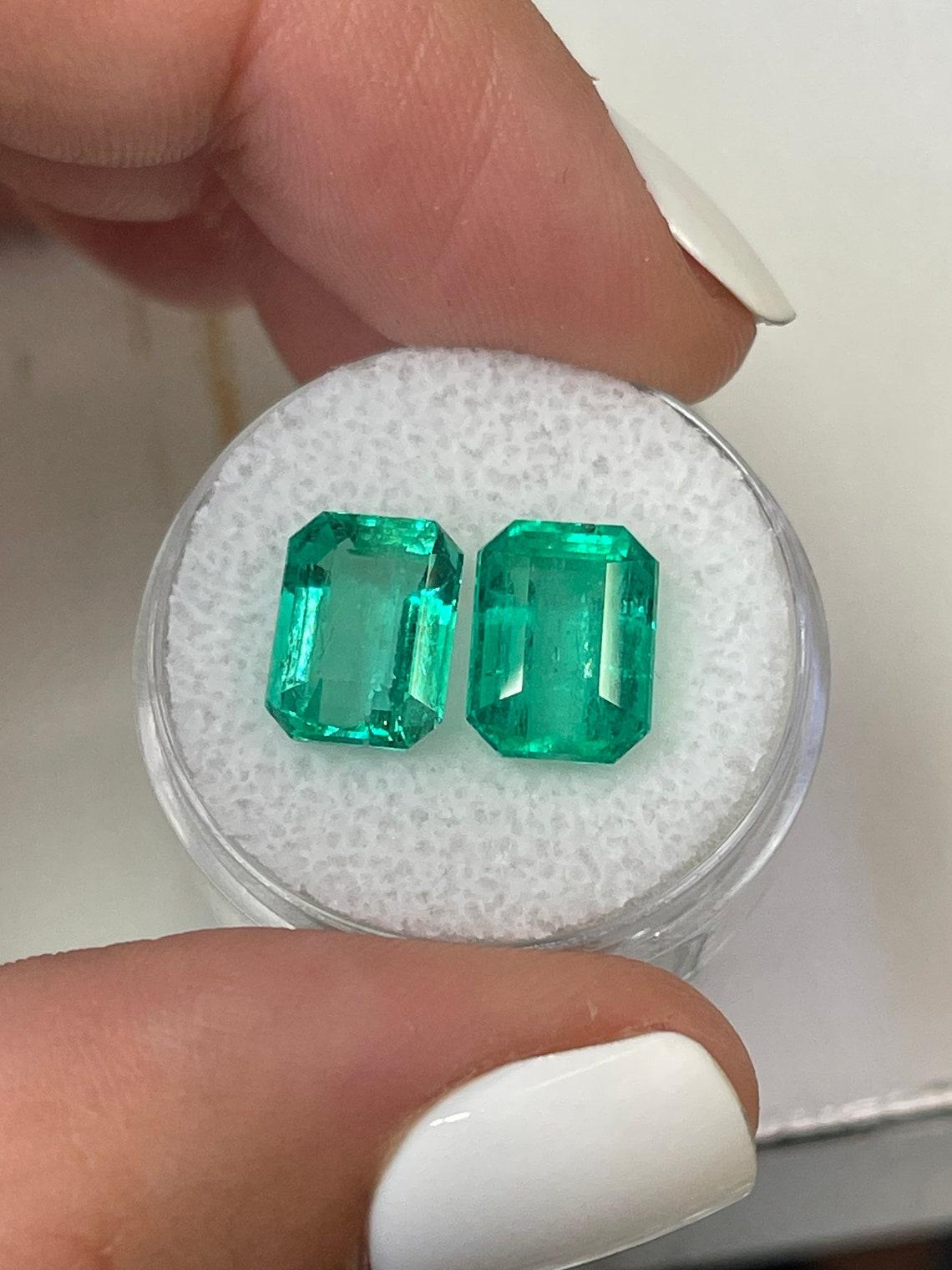 7.11tcw Vibrant Matching Emerald Cut Colombian Pair 10x8 Genuine Loose Emeralds Neuf - En vente à Jupiter, FL