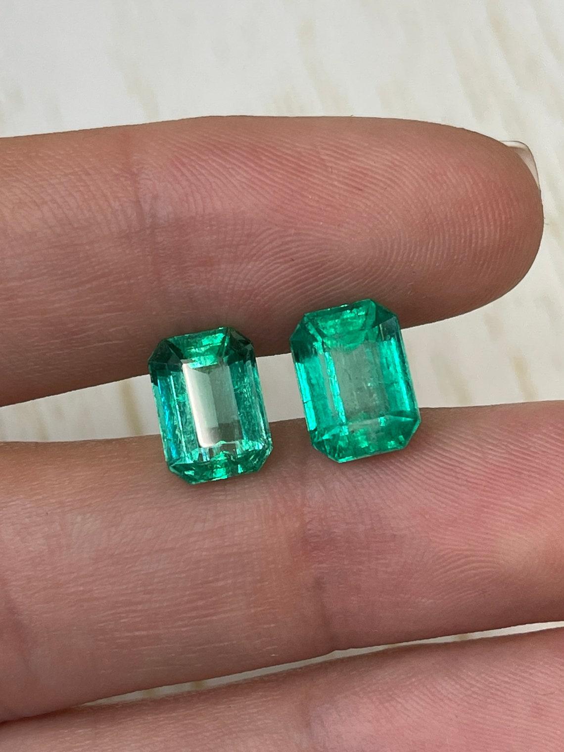 7.11tcw Vibrant Matching Emerald Cut Colombian Pair 10x8 Genuine Loose Emeralds en vente 1