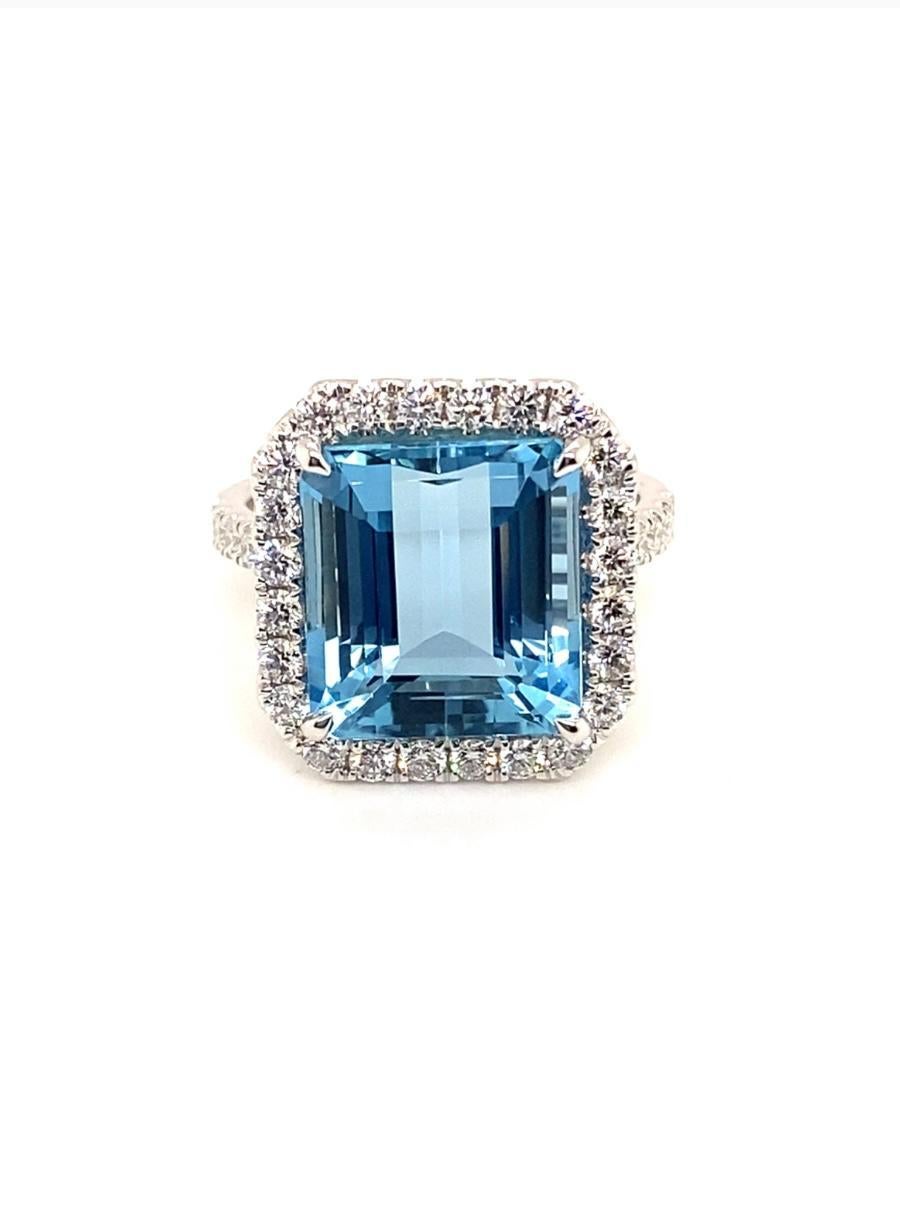 7,12 Karat Aquamarinring aus 18 Karat Weißgold mit Smaragdschliff (Moderne) im Angebot