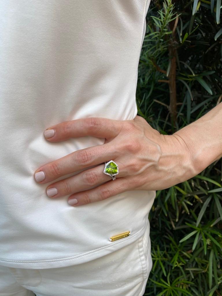 Modern 7.12 Carat Fancy Shield-Shaped Peridot with 1.54 Carat Diamond Ring in Platinum For Sale