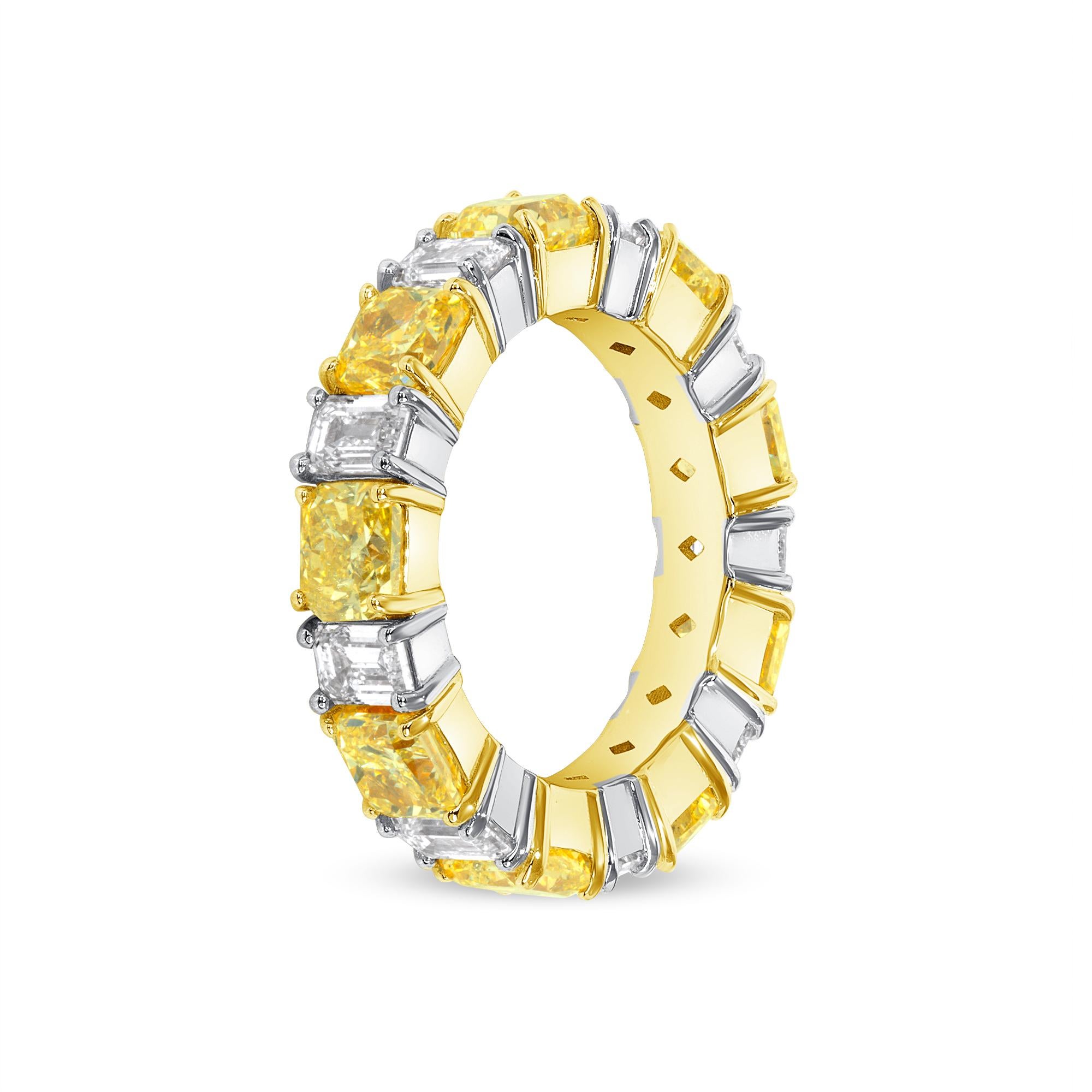 Bague en or jaune 18 carats et platine alternant des diamants de taille coussin et des diamants de taille émeraude. Cette bague comporte neuf diamants de taille Fancy Intense Yellow Cushision pesant 5,16 carats, et neuf diamants de taille Emeraude