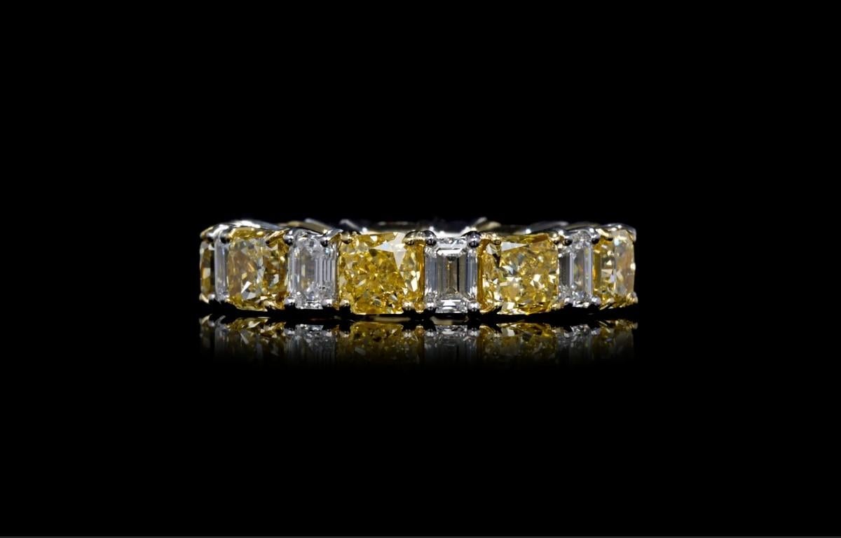Taille coussin 7.12 Ctw. alternant coussin fantaisie diamant jaune intense et diamant taille émeraude en vente