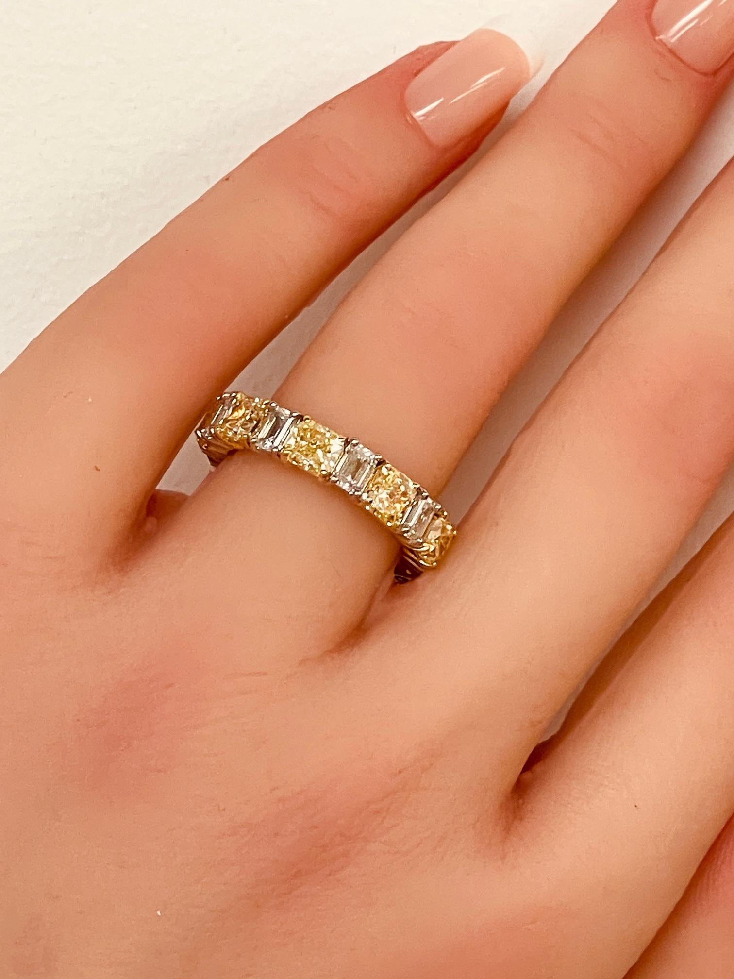 7.12 Ctw. alternant coussin fantaisie diamant jaune intense et diamant taille émeraude Pour femmes en vente