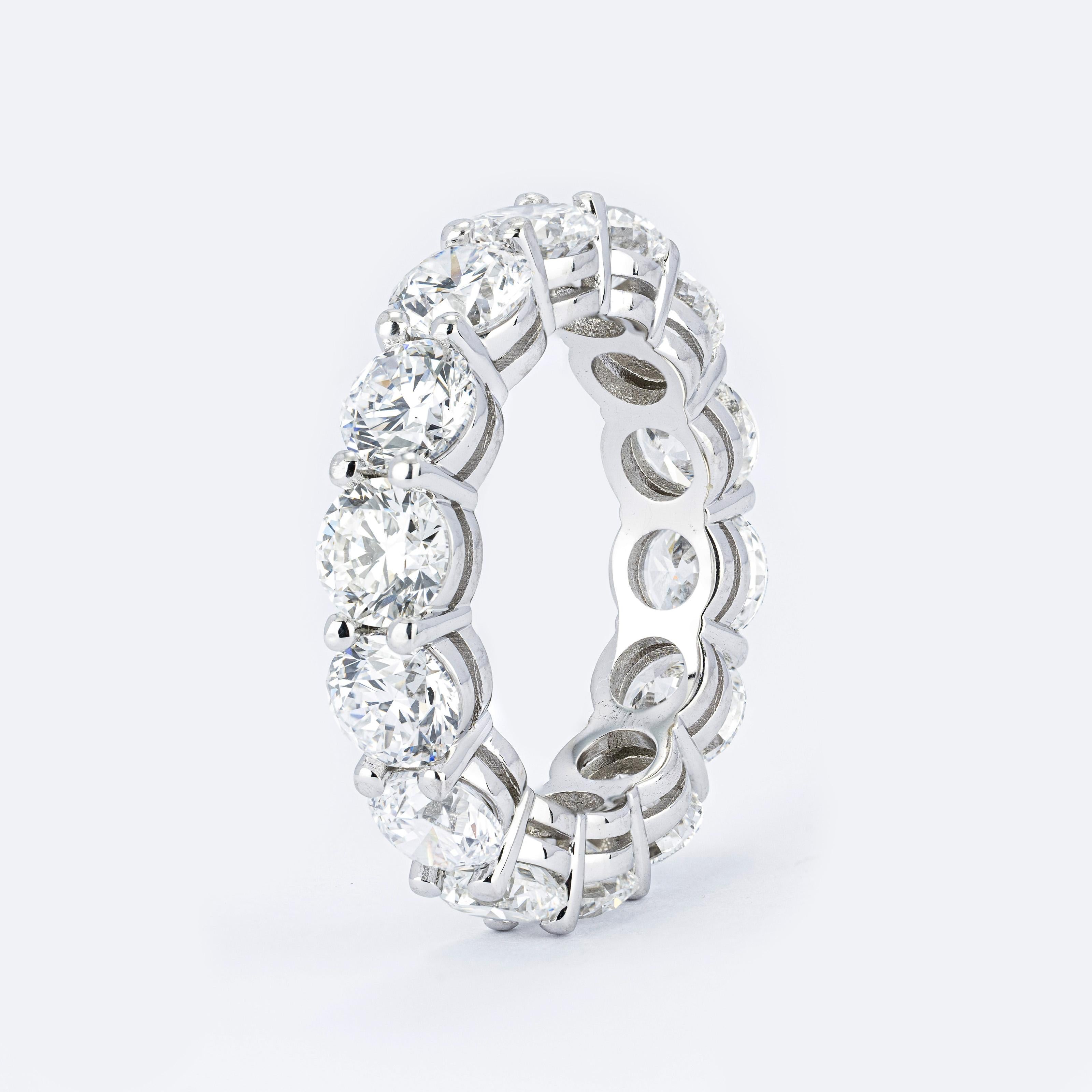 Taglio rotondo Anello a fascia per l'eternità 7.12ct in oro bianco 18 carati in vendita