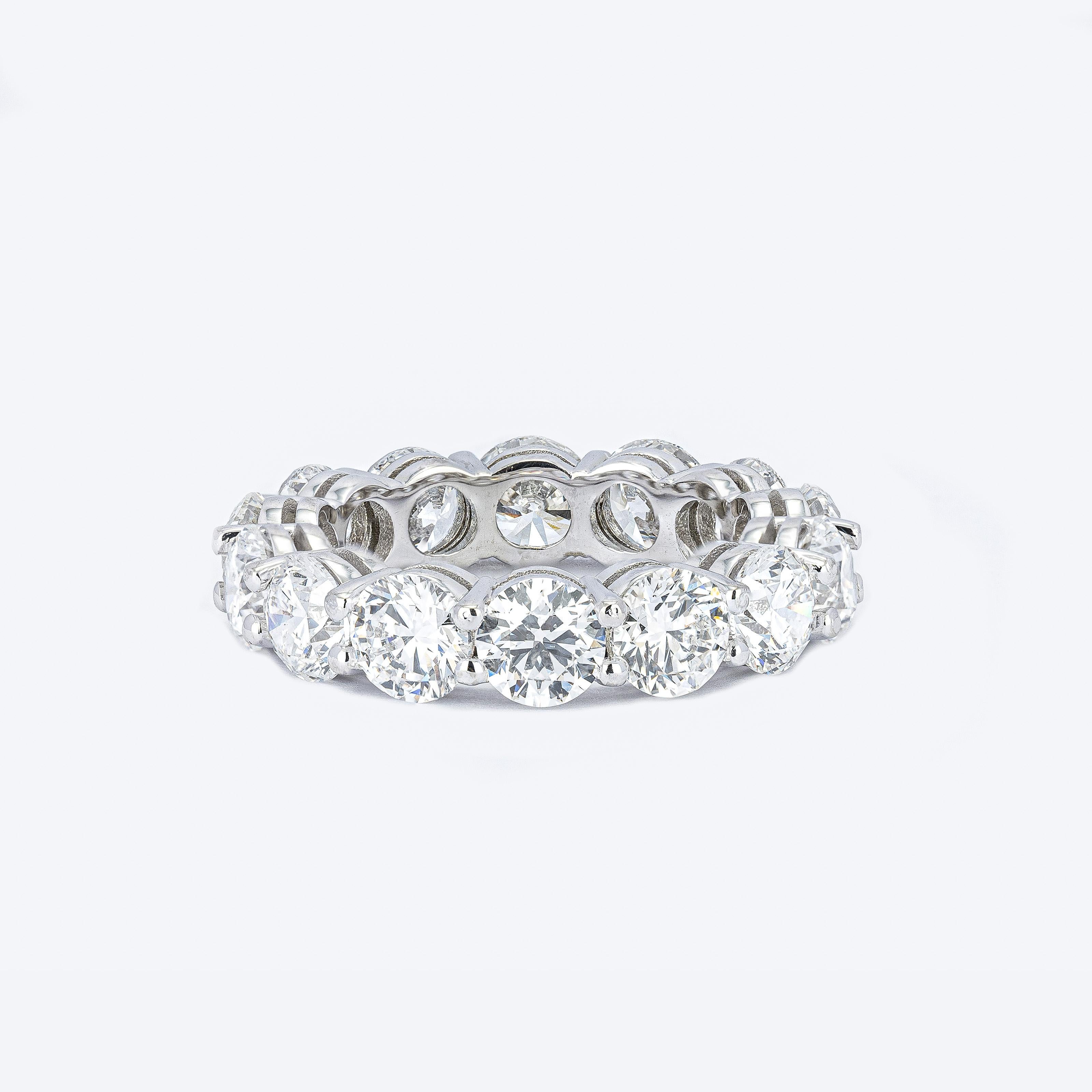 Anello a fascia per l'eternità 7.12ct in oro bianco 18 carati In condizioni Nuovo in vendita a Miami, FL