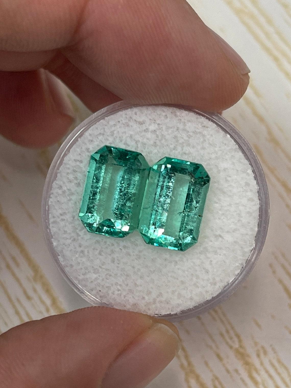 Pierre : Émeraude
Poids total : 7.12-tcw
Forme : Coupe émeraude
Clarté : Transparent
Éclat : Excellent-Très bon
Couleur : vert clair
Dimensions : 11,52 mm x 7,98 mm x 5,29 mm // 11,51 mm x 8,02 mm x 5,96 mm
Origine géographique : Colombie
Traitement