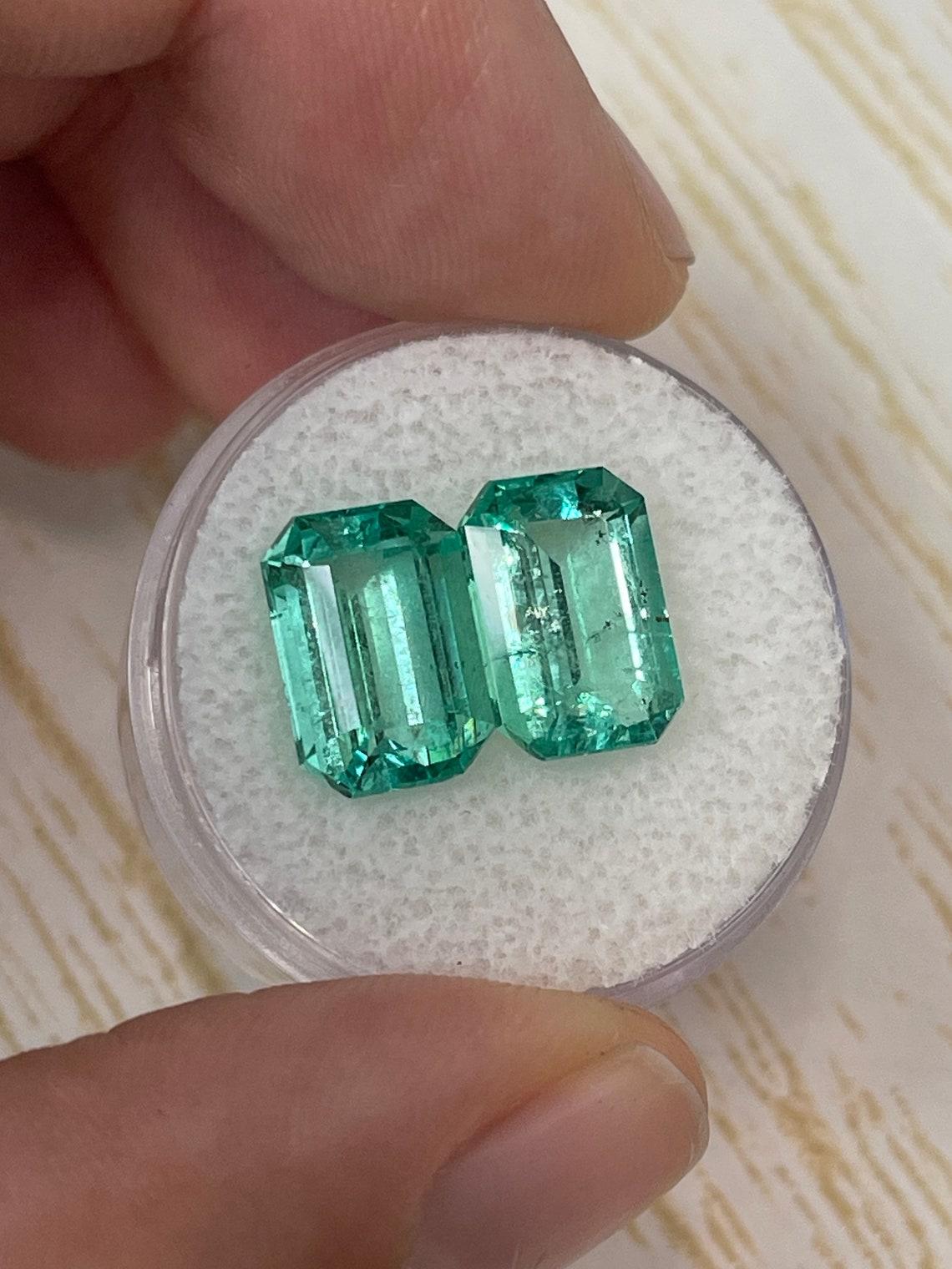 Moderne 7.12tcw 11.5x8 Matching Colombian Emeralds - Emerald Cut Genuine Loose Pair en vente