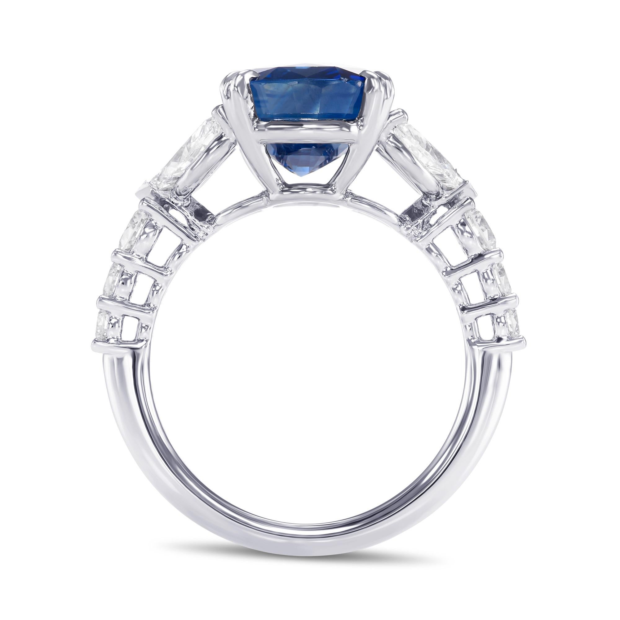 Eleva il tuo stile con grazia con questo regale anello con zaffiro ovale blu reale e pietra laterale di diamante, con un'affascinante pietra centrale certificata GRS da 7,13 ct. Incorniciato da quattro diamanti marquise e impreziosito da pietre