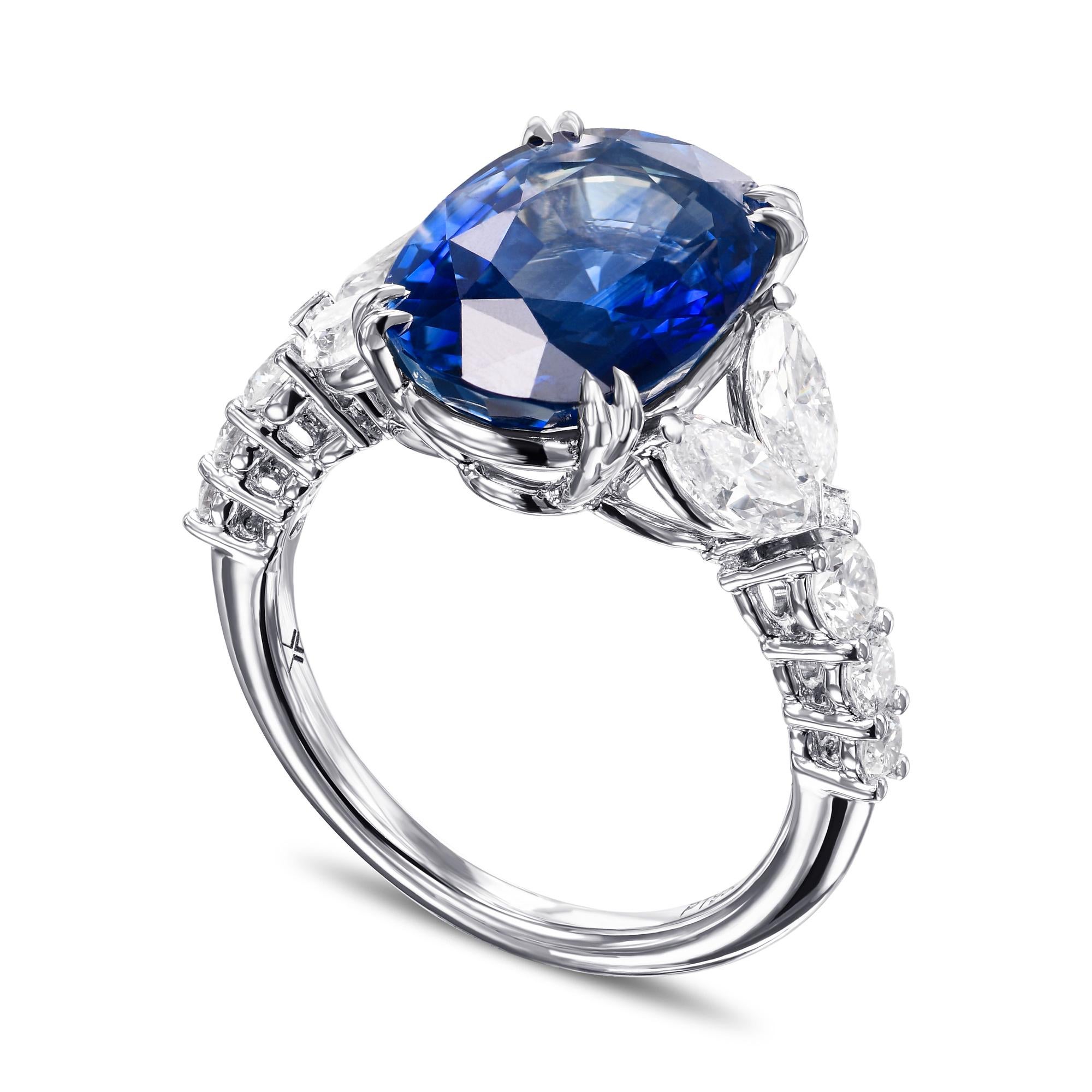 Moderno 7,13 carati certificati di zaffiro ovale blu reale e anello con pietra laterale di diamante in vendita