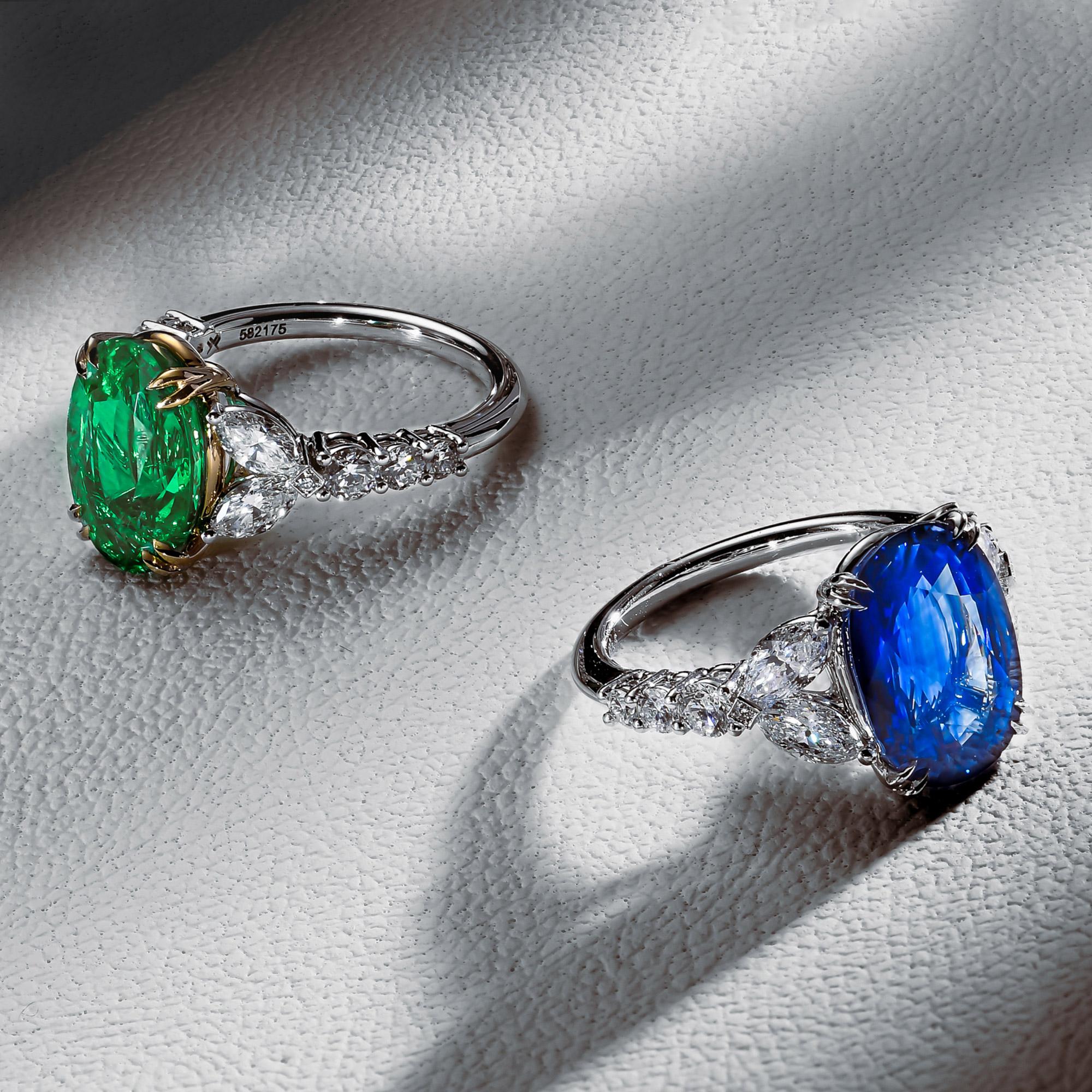 Taglio ovale 7,13 carati certificati di zaffiro ovale blu reale e anello con pietra laterale di diamante in vendita