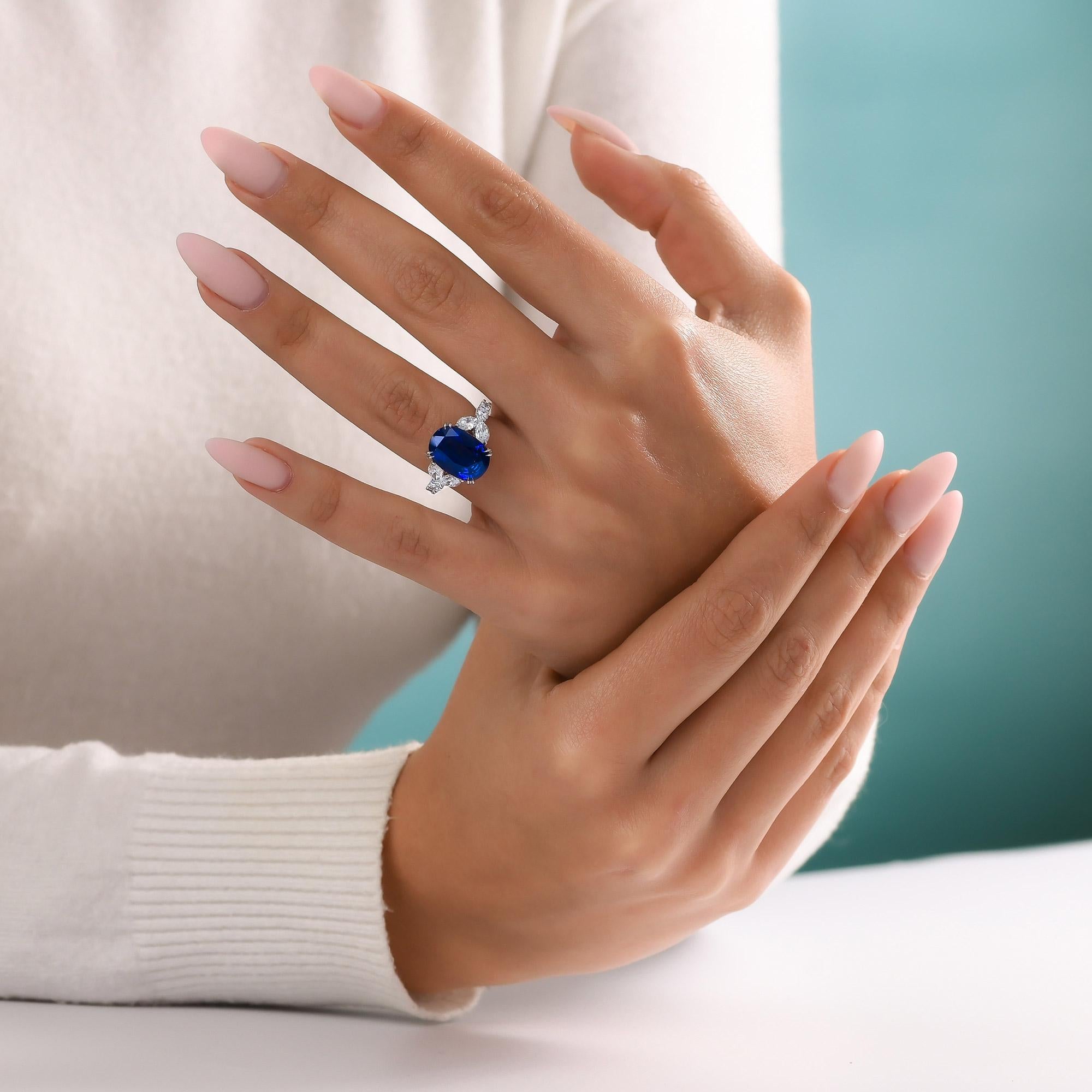 7,13 carati certificati di zaffiro ovale blu reale e anello con pietra laterale di diamante In condizioni Nuovo in vendita a New York, NY
