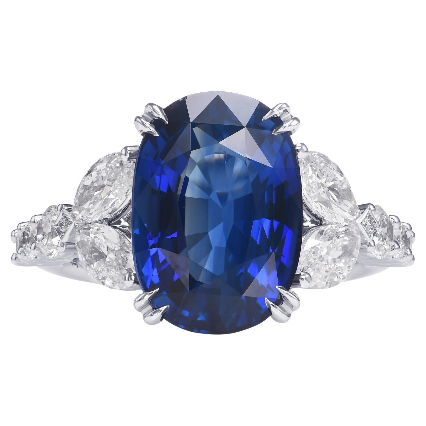 7,13 carati certificati di zaffiro ovale blu reale e anello con pietra laterale di diamante in vendita