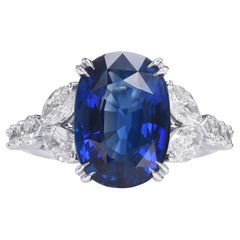 7,13 carati certificati di zaffiro ovale blu reale e anello con pietra laterale di diamante