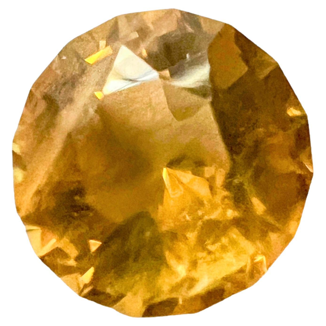 Wir stellen den 7,13ct Round Cut Natural Citrin vor, einen Edelstein, der die Essenz reiner, unverfälschter Wärme und Energie verkörpert. Dieser Citrin besticht durch seinen runden Schliff, der seine Brillanz und seine atemberaubenden Goldtöne zur