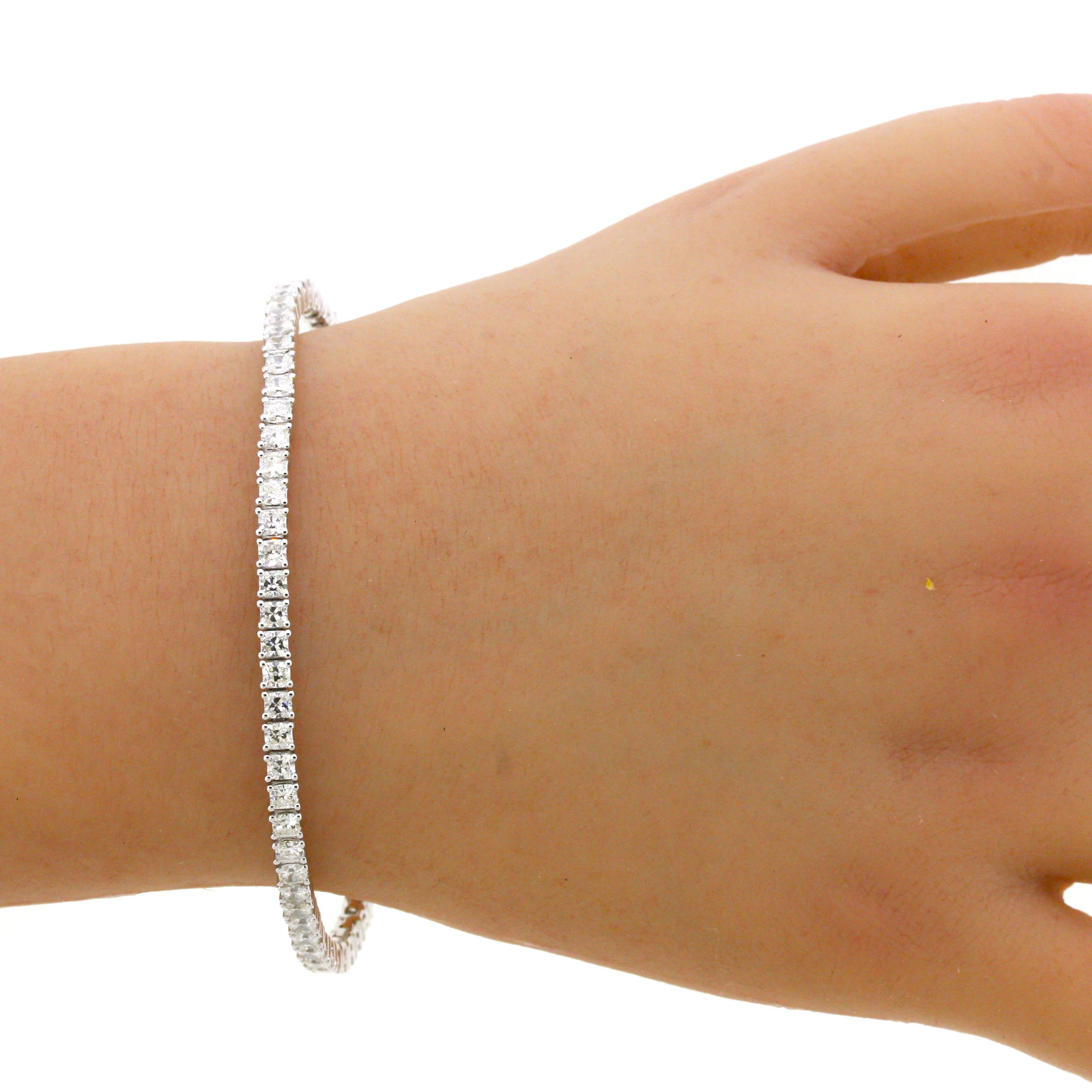Ein klassisches Tennisarmband mit einer einzigartigen Note. Diamanten im Kissenschliff anstelle des traditionellen Rundschliffs! Insgesamt sind 7,14 Karat strahlend weiße Diamanten im Kissenschliff in einer 7,25 Zoll langen Reihe gefasst!