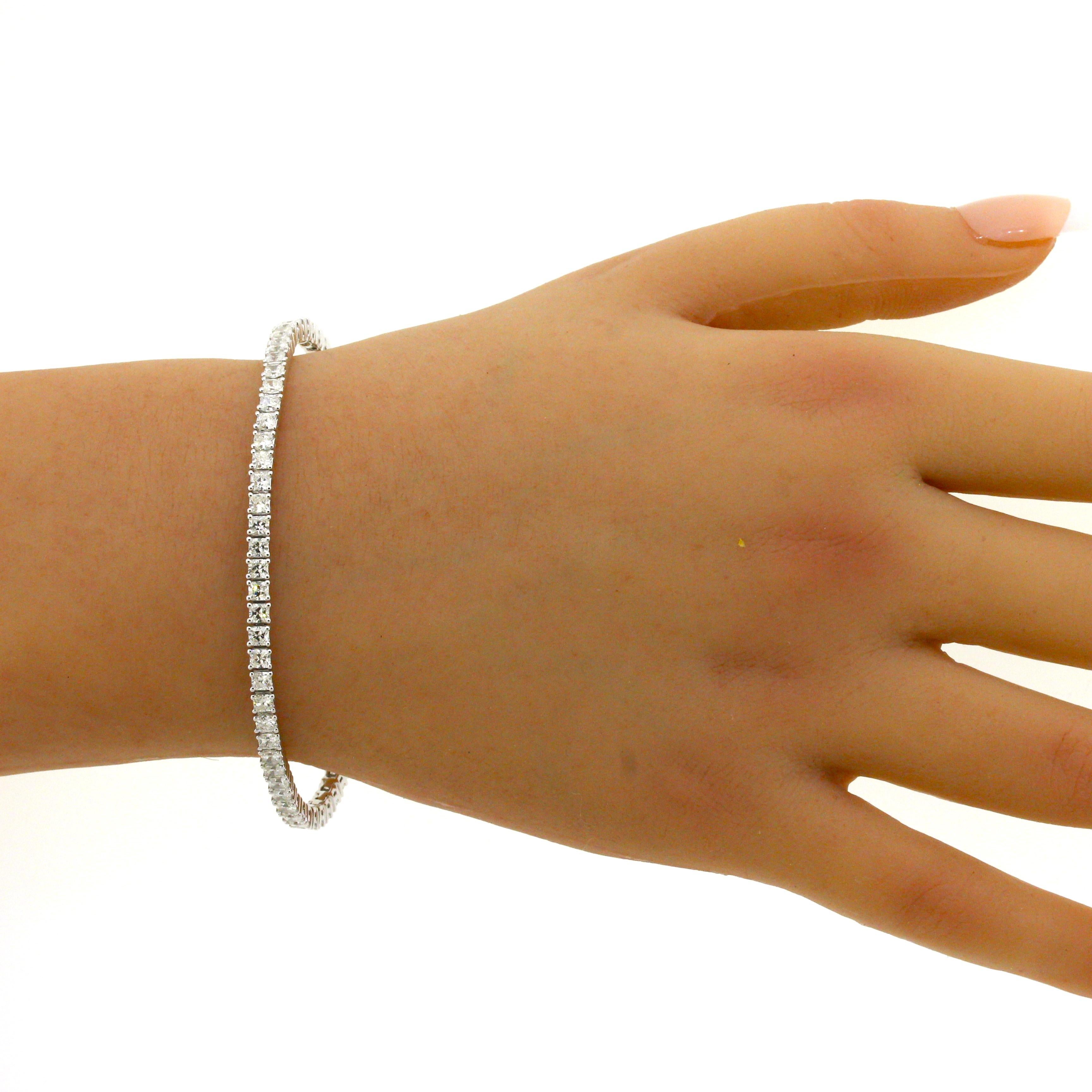 7.14 Karat Diamant-Gold-Tennisarmband mit Kissenschliff im Zustand „Neu“ in Beverly Hills, CA