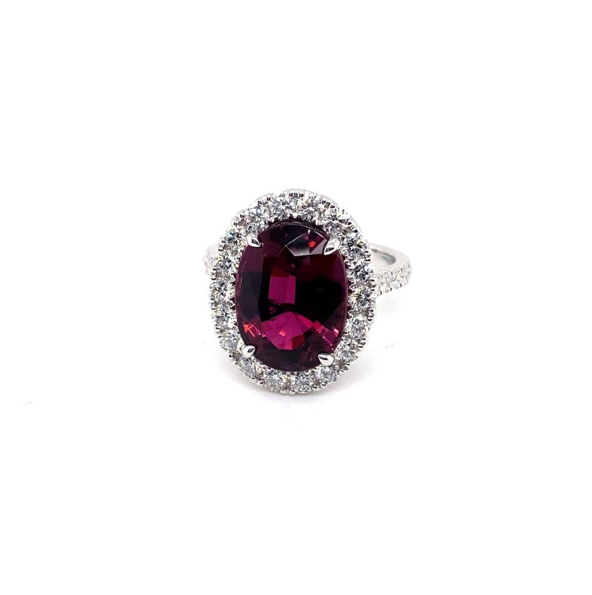 Tourmaline Rubellite ovale certifiée GIA pesant 7,14 carats
Mesure (13,54x10,04x7,41) mm
Diamants pesant 1,24 carats
Serti dans une bague de style halo en or blanc 18 carats