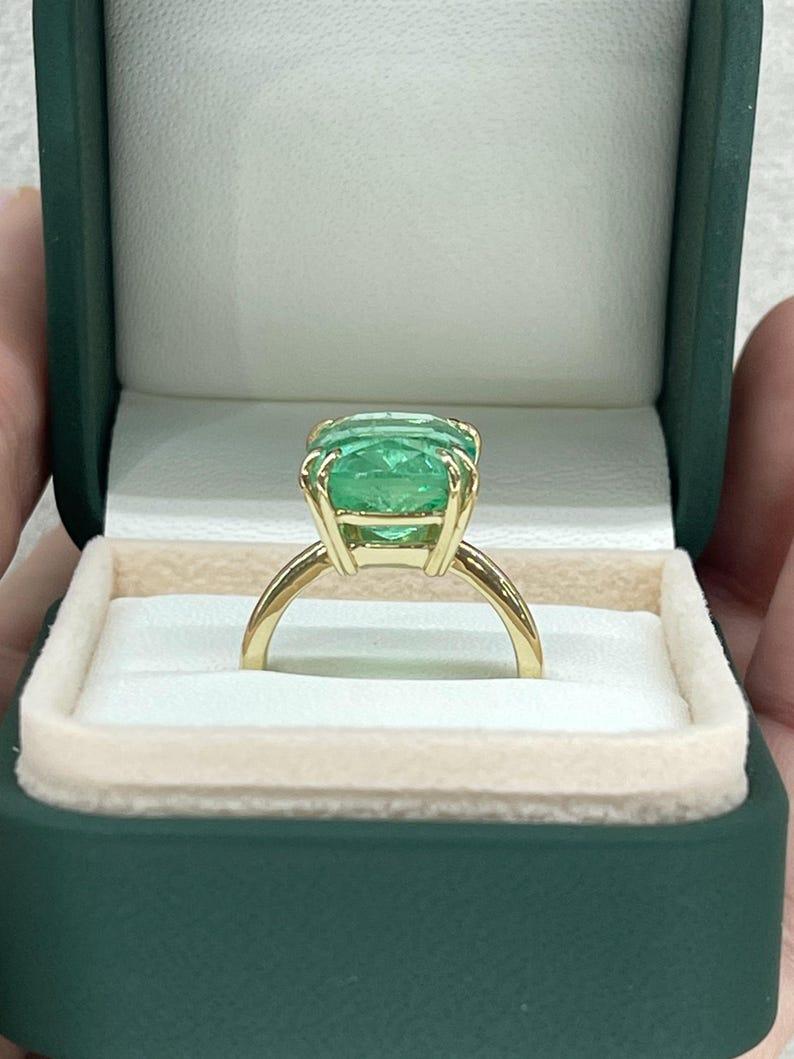 Anello solitario di smeraldo colombiano con taglio a cuscino da 7,14 carati - Design a due punte in vendita 4
